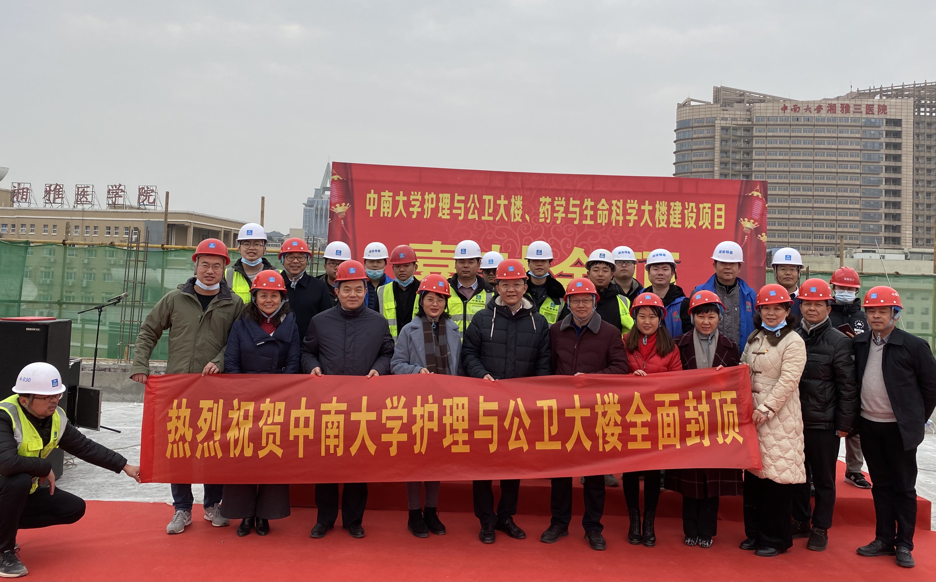 项目管理人员与甲方、监理单位合照.jpg 项目管理人员与甲方、监理单位合照.jpg