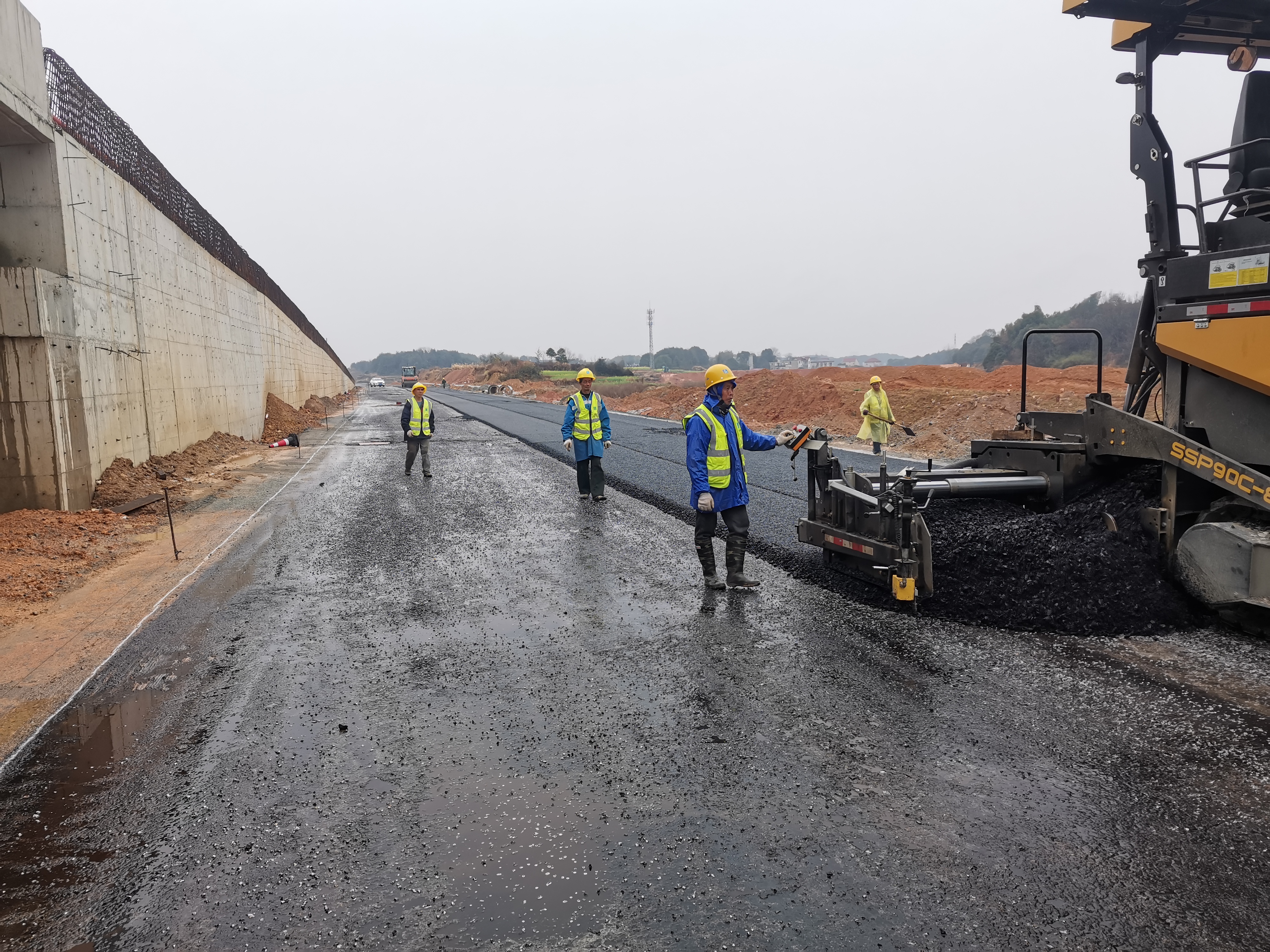 总承包公司江西分公司景鹰高速连接线项目完成第一层沥青摊铺