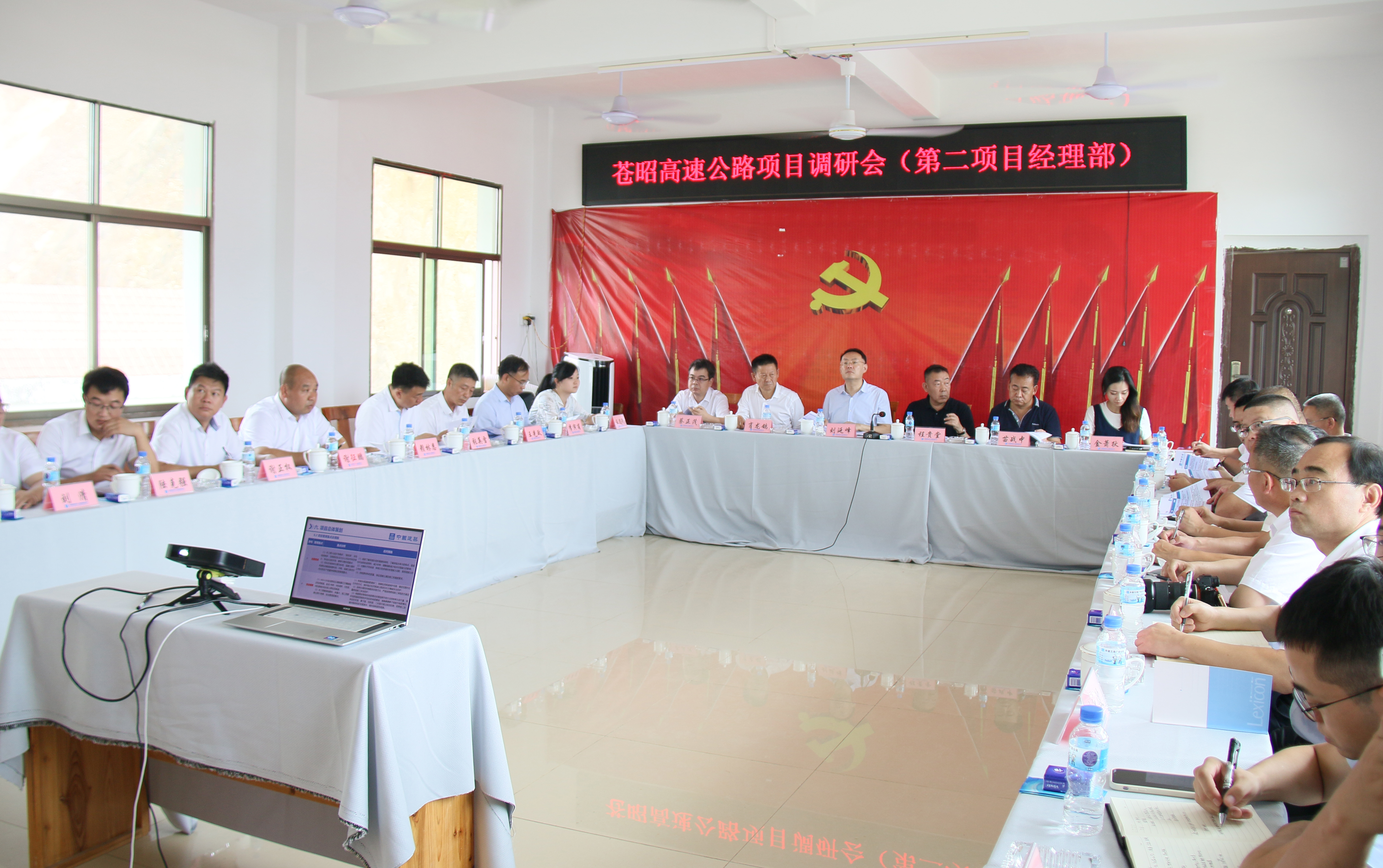 刘延峰一行到苍昭高速公路项目五局标段调研指导.jpg 刘延峰一行到苍昭高速公路项目五局标段调研指导.jpg