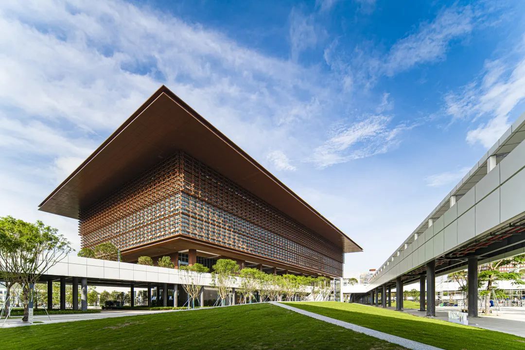 华南公司深圳技术大学二标段项目投入使用     图书馆 近日,中建五局