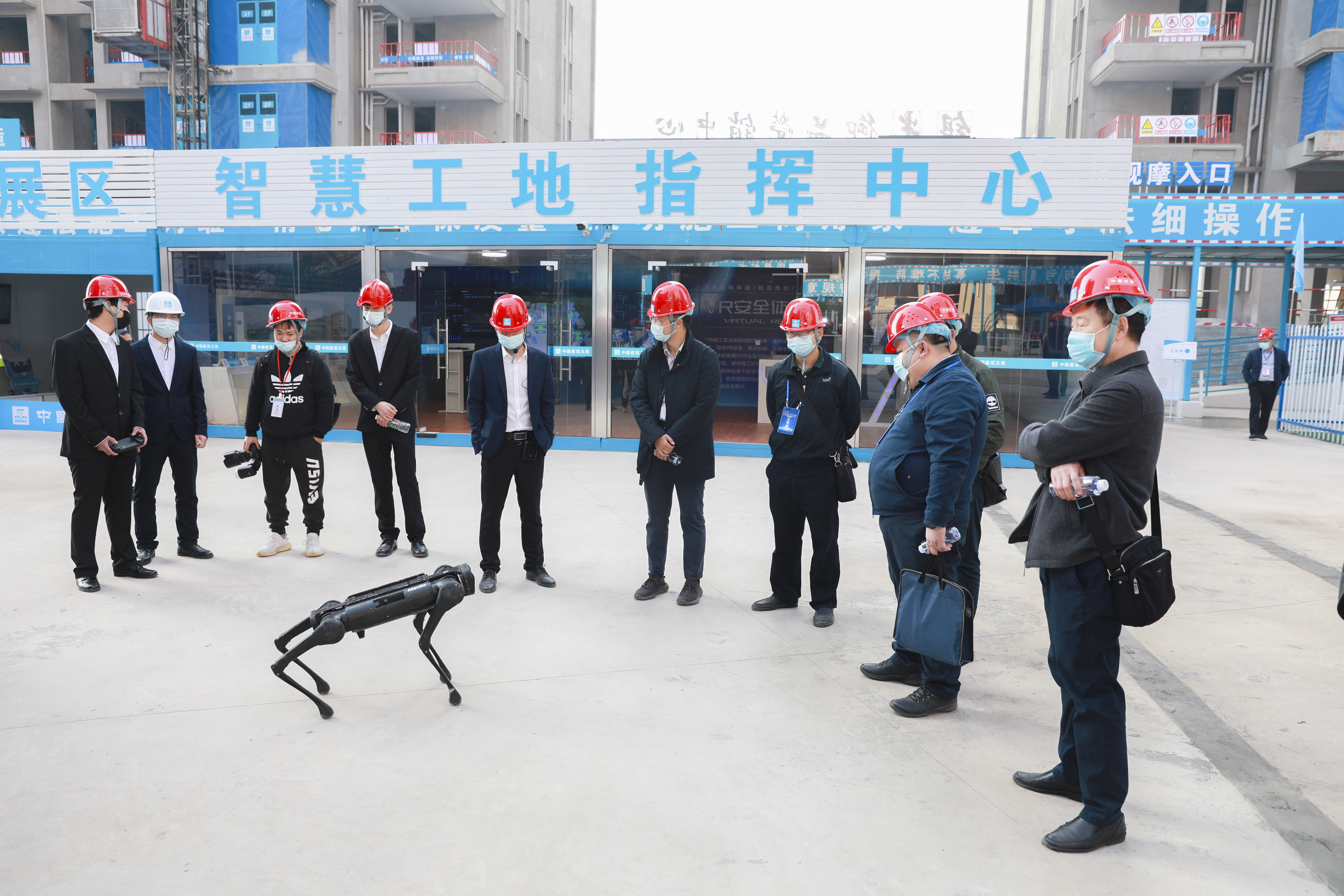 智能巡察机器狗展示.jpg 智能巡察机器狗展示.jpg