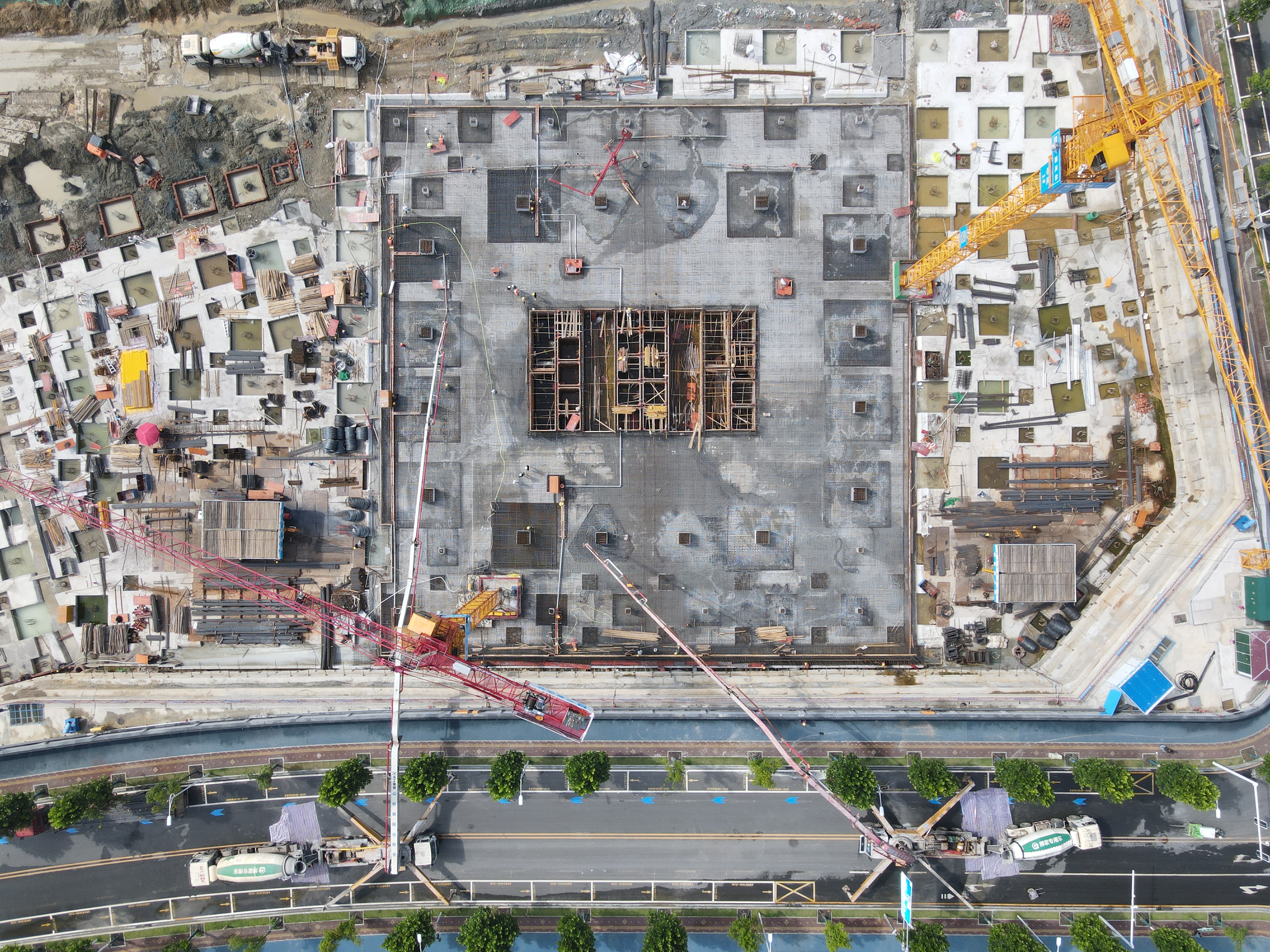 首块底板浇筑过程中.jpg 首块底板浇筑过程中.jpg