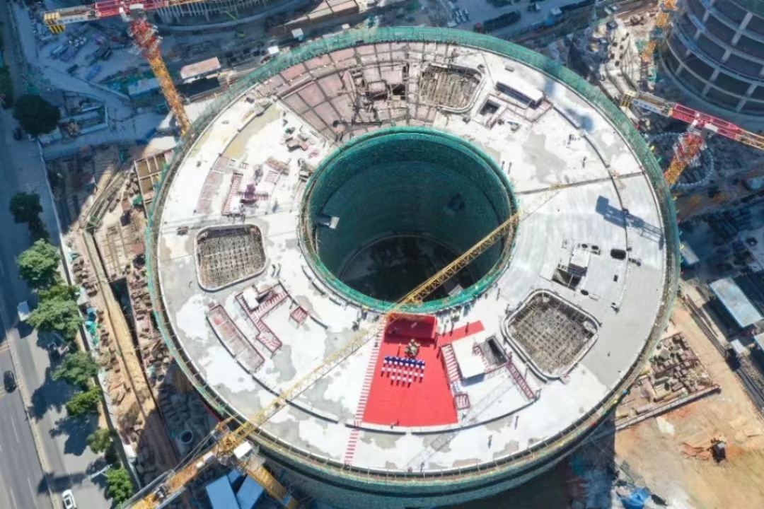 封顶现场.jpg 封顶现场.jpg