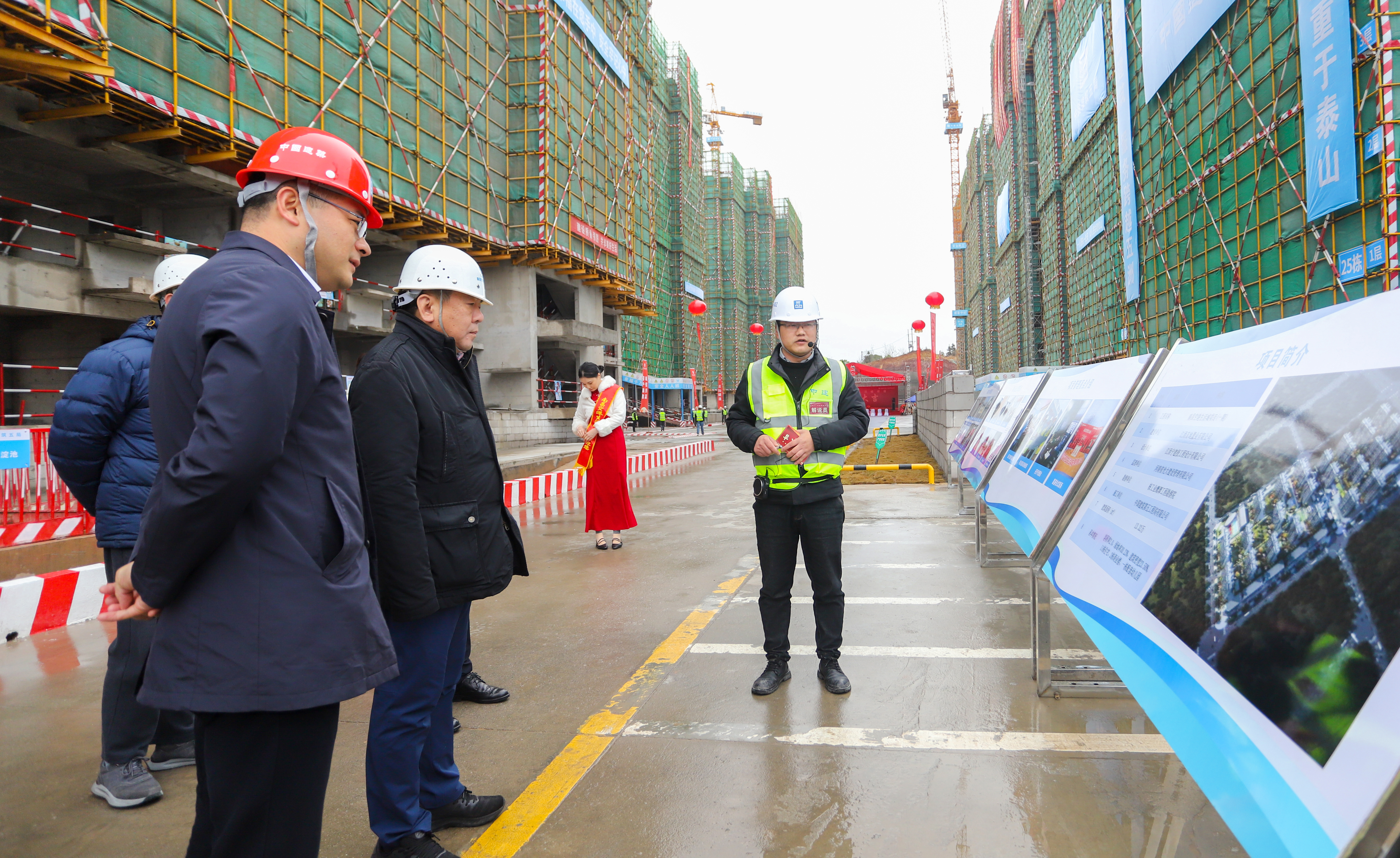 听取项目建设情况介绍.jpg 听取项目建设情况介绍.jpg