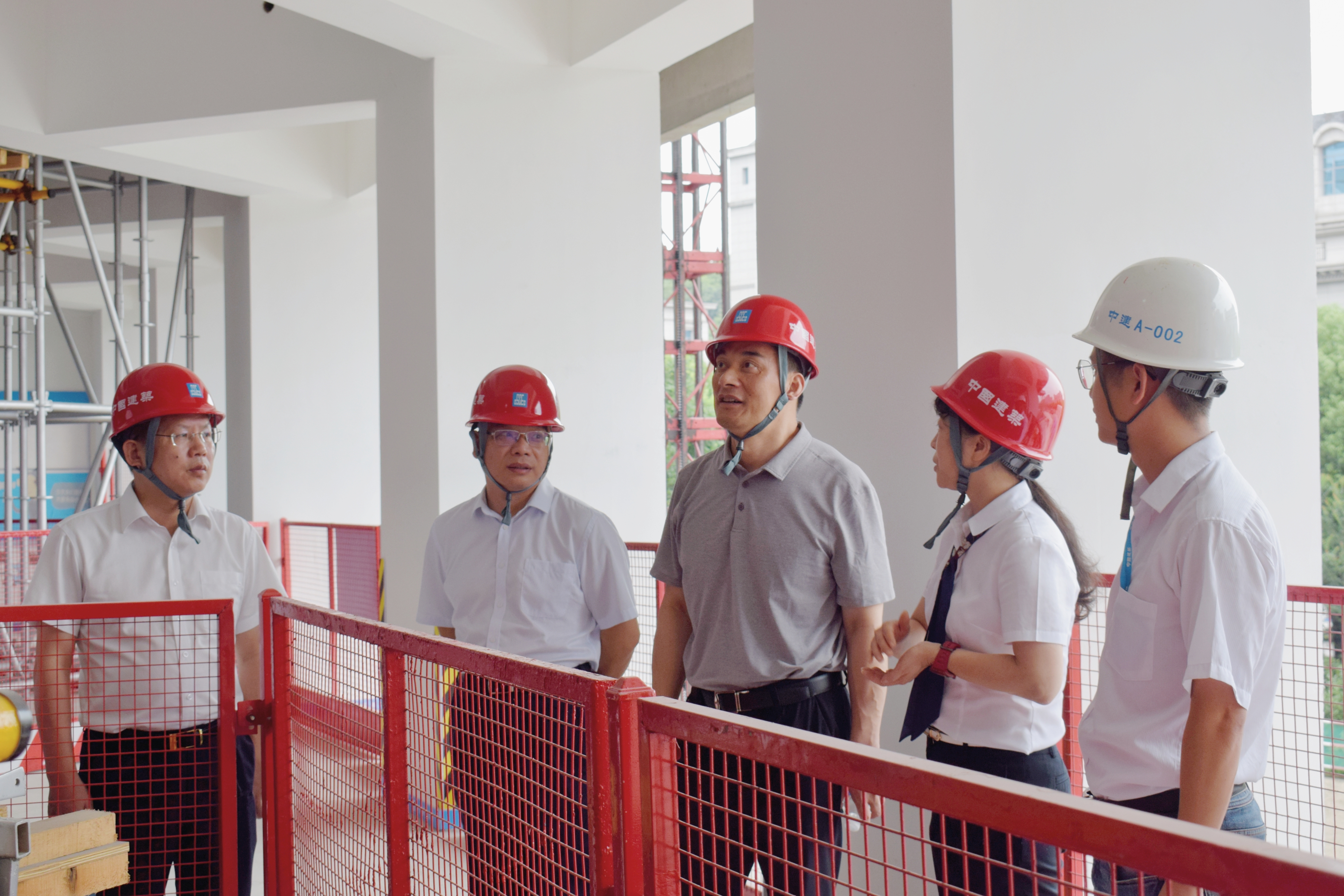 2、现场工作指导,周鹏华(左三)、雷军(左一)、何昌杰(左二)、贺丽菱(右二).jpg 2、现场工作指导,周鹏华(左三)、雷军(左一)、何昌杰(左二)、贺丽菱(右二).jpg