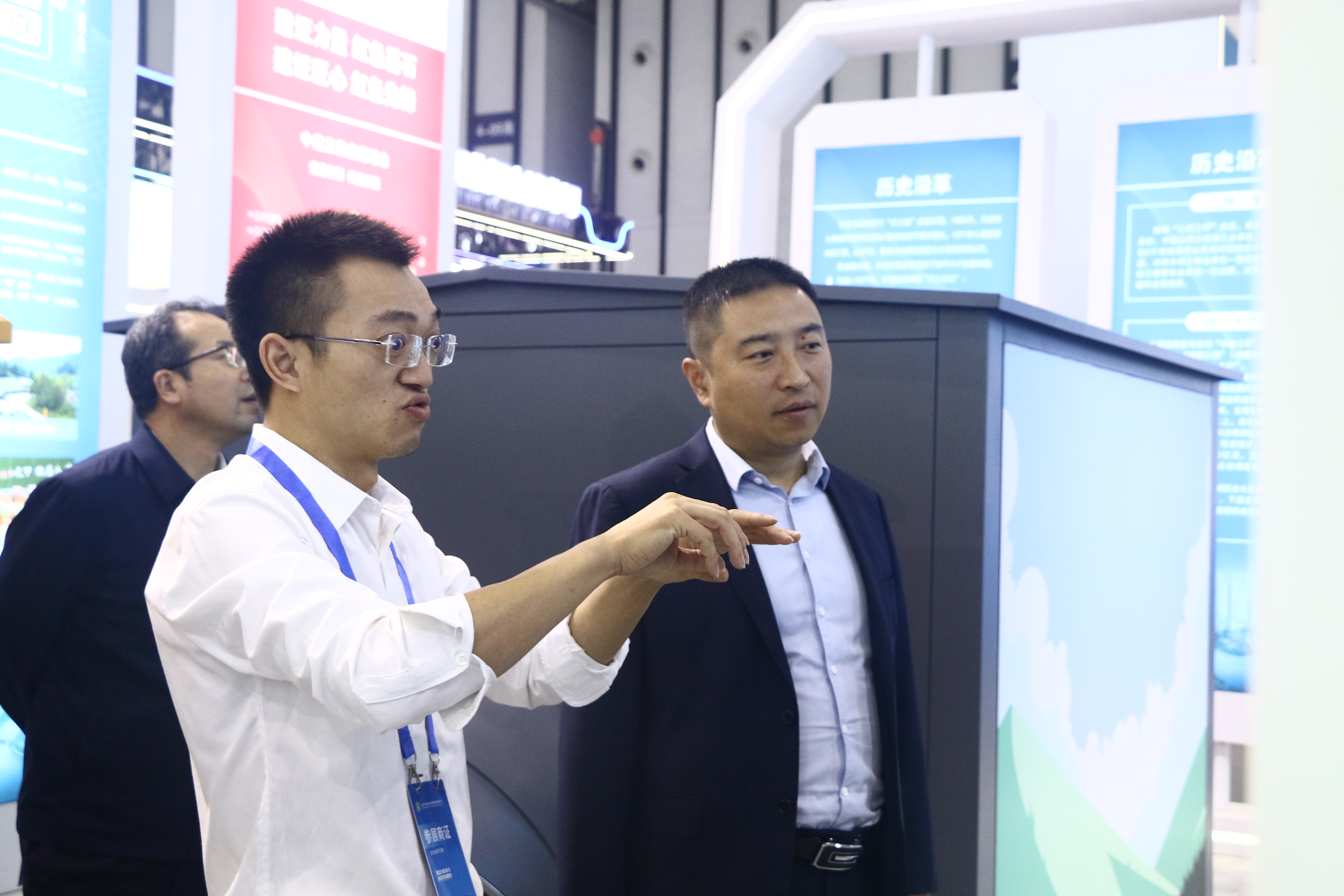 工作人员为观众讲解”中建奇配“产品2.jpg 工作人员为观众讲解”中建奇配“产品2.jpg