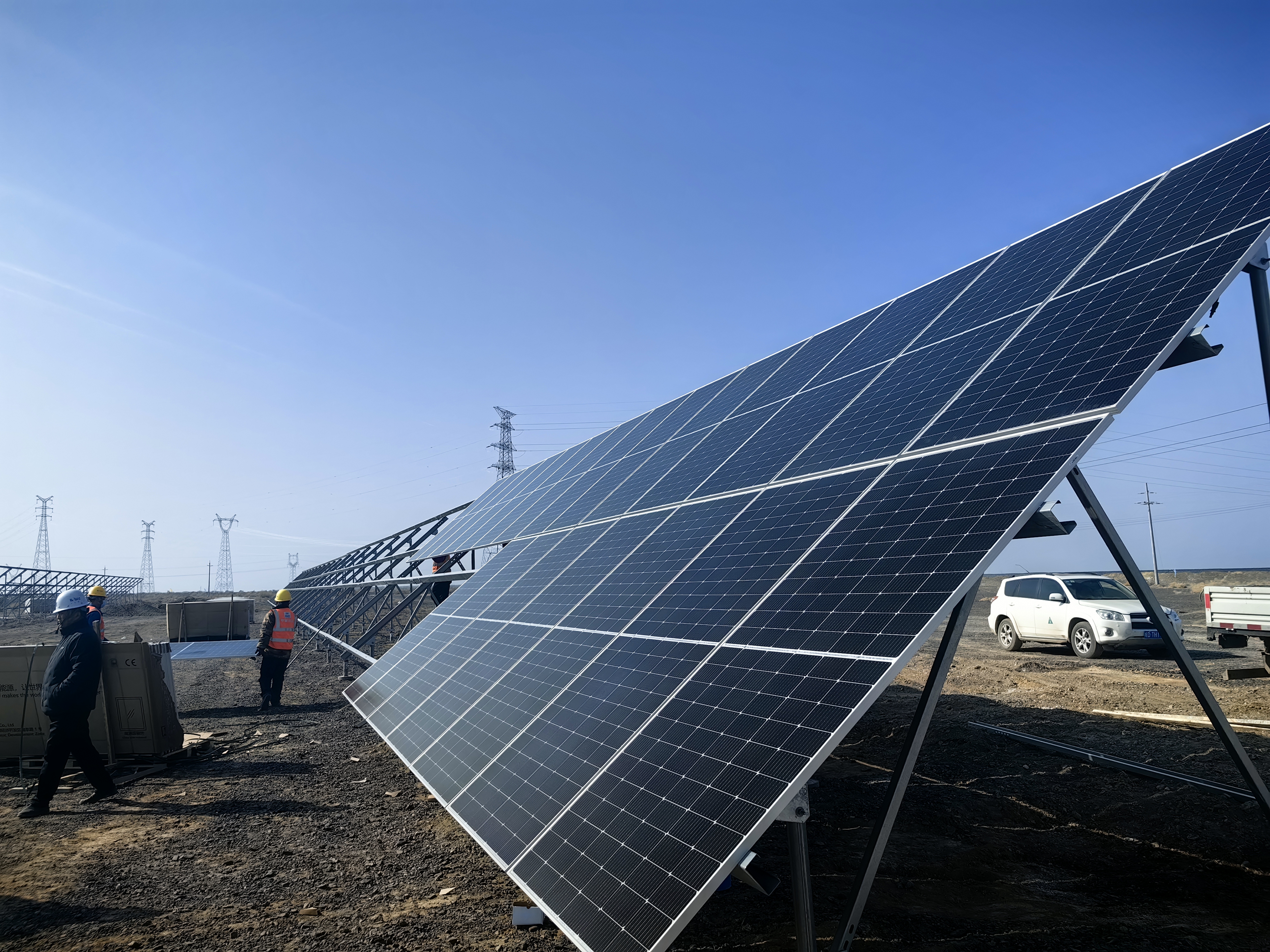 光伏组件安装现场.jpg