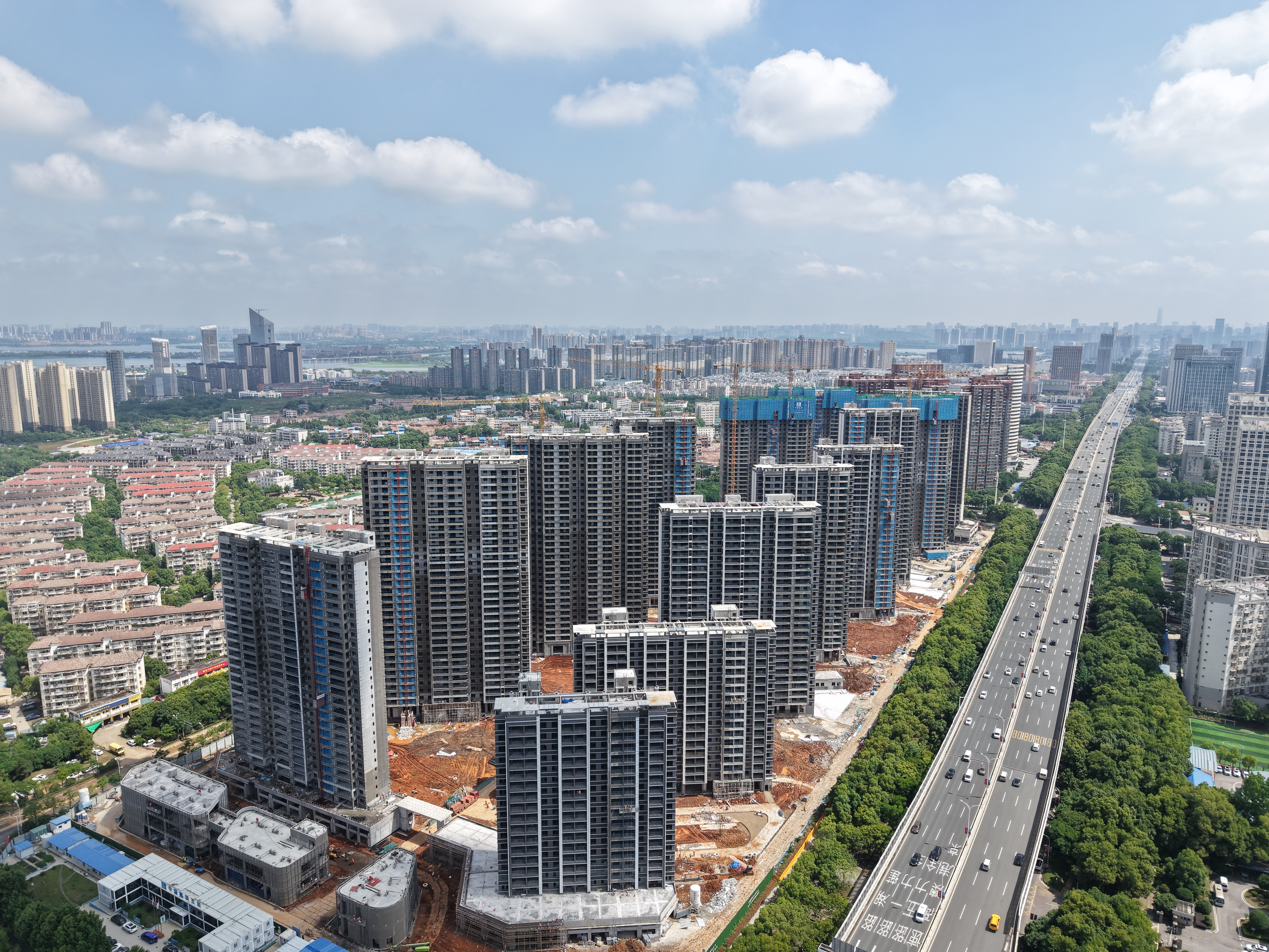 武汉郭徐岭项目封顶实景图.jpg