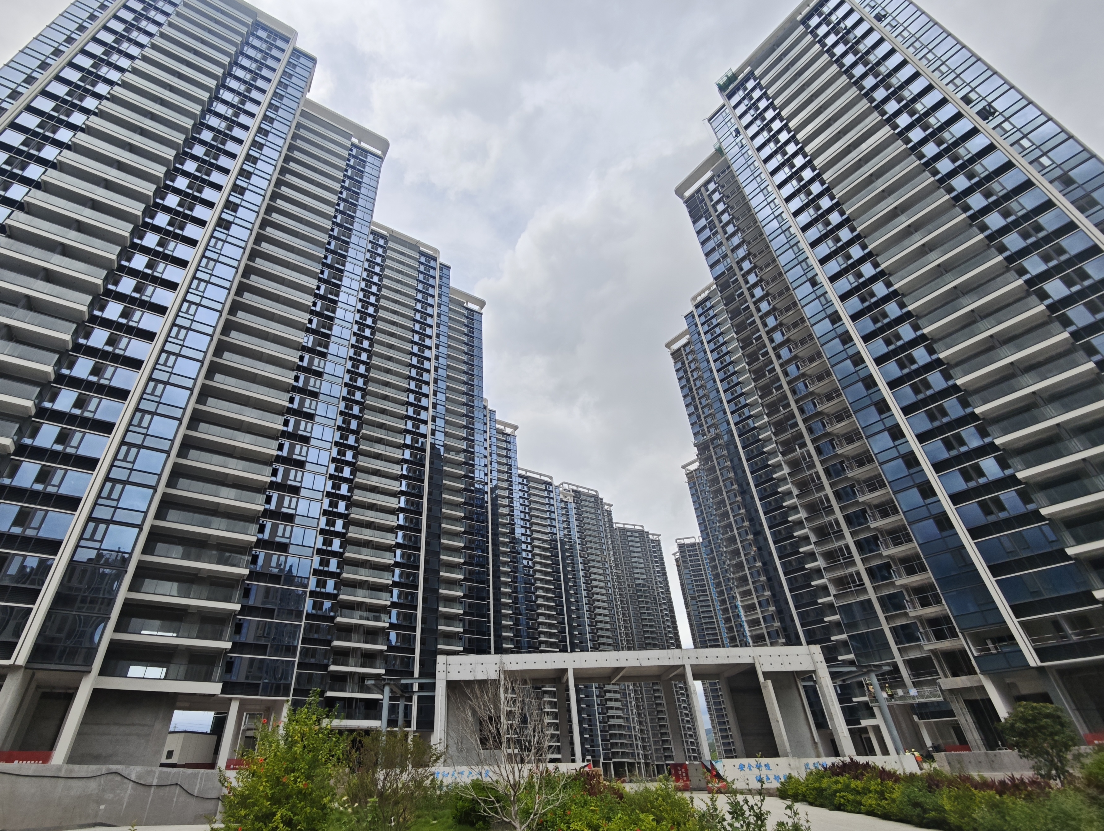 东莞新安公寓幕墙工程实景图.jpg
