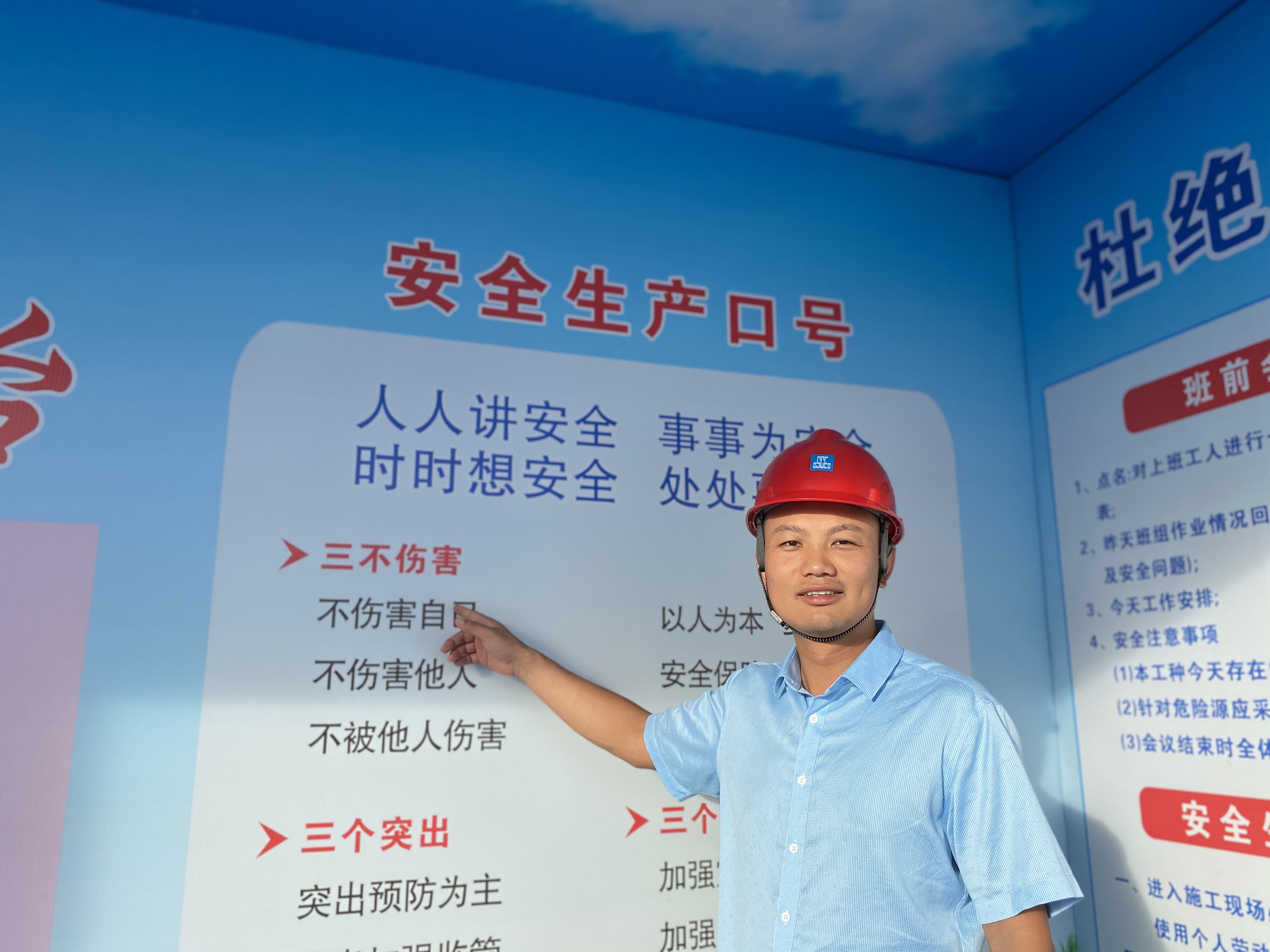 邓剑锋现场工作图.jpg 邓剑锋现场工作图.jpg