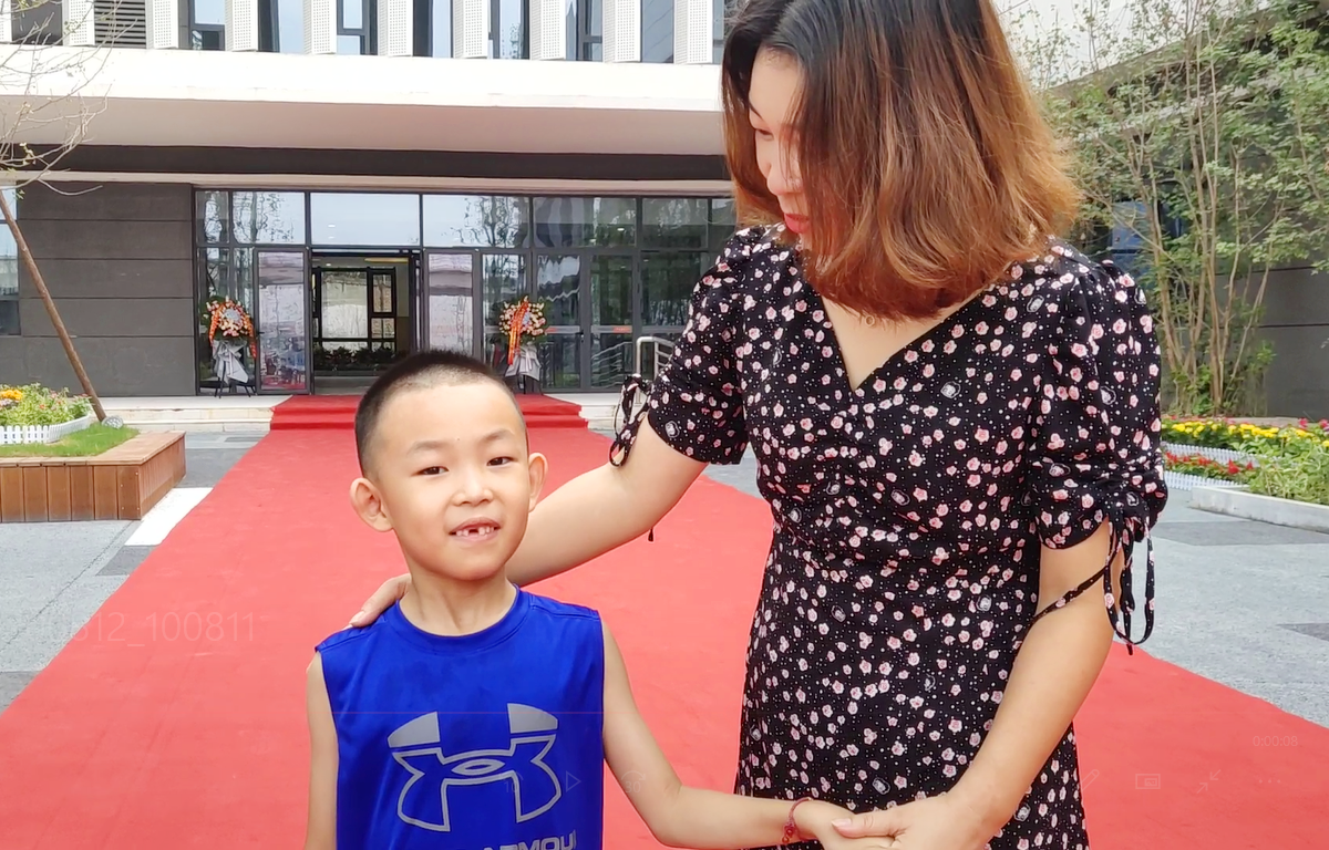 参观校园的小朋友.png 参观校园的小朋友.png