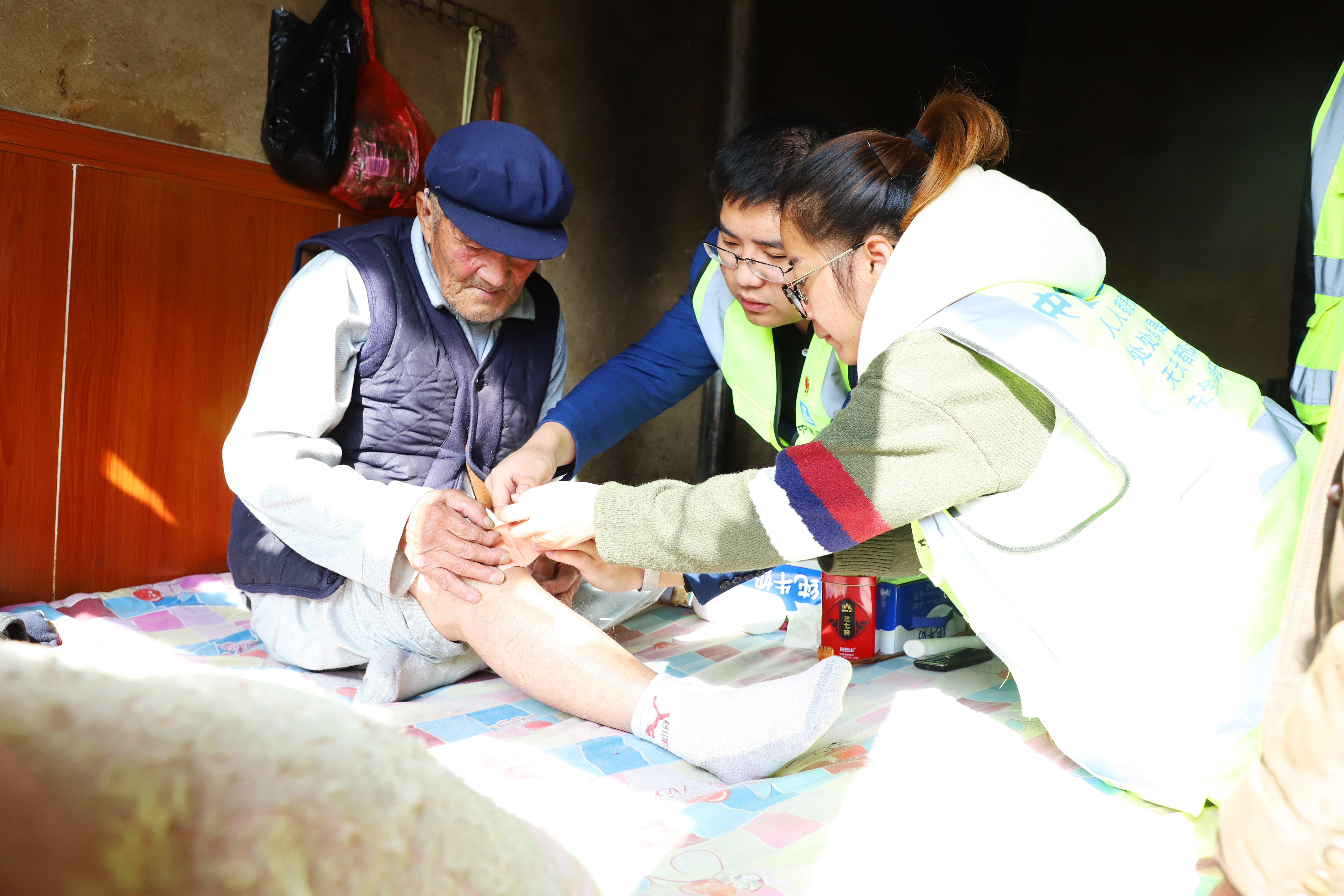 项目支部党员为安书华老人贴上药膏.jpg 项目支部党员为安书华老人贴上药膏.jpg