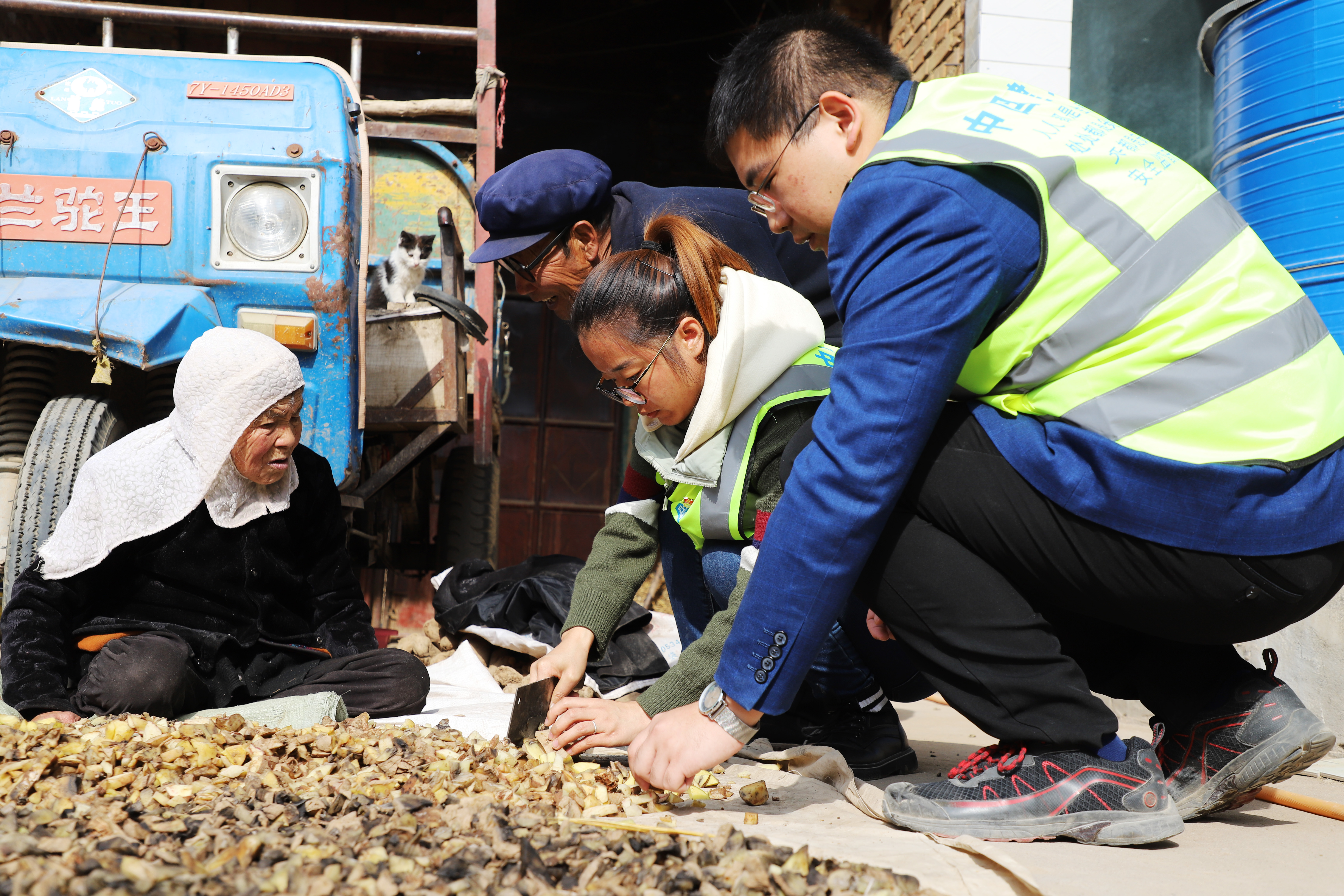 帮助马月英老人做农活.jpg 帮助马月英老人做农活.jpg