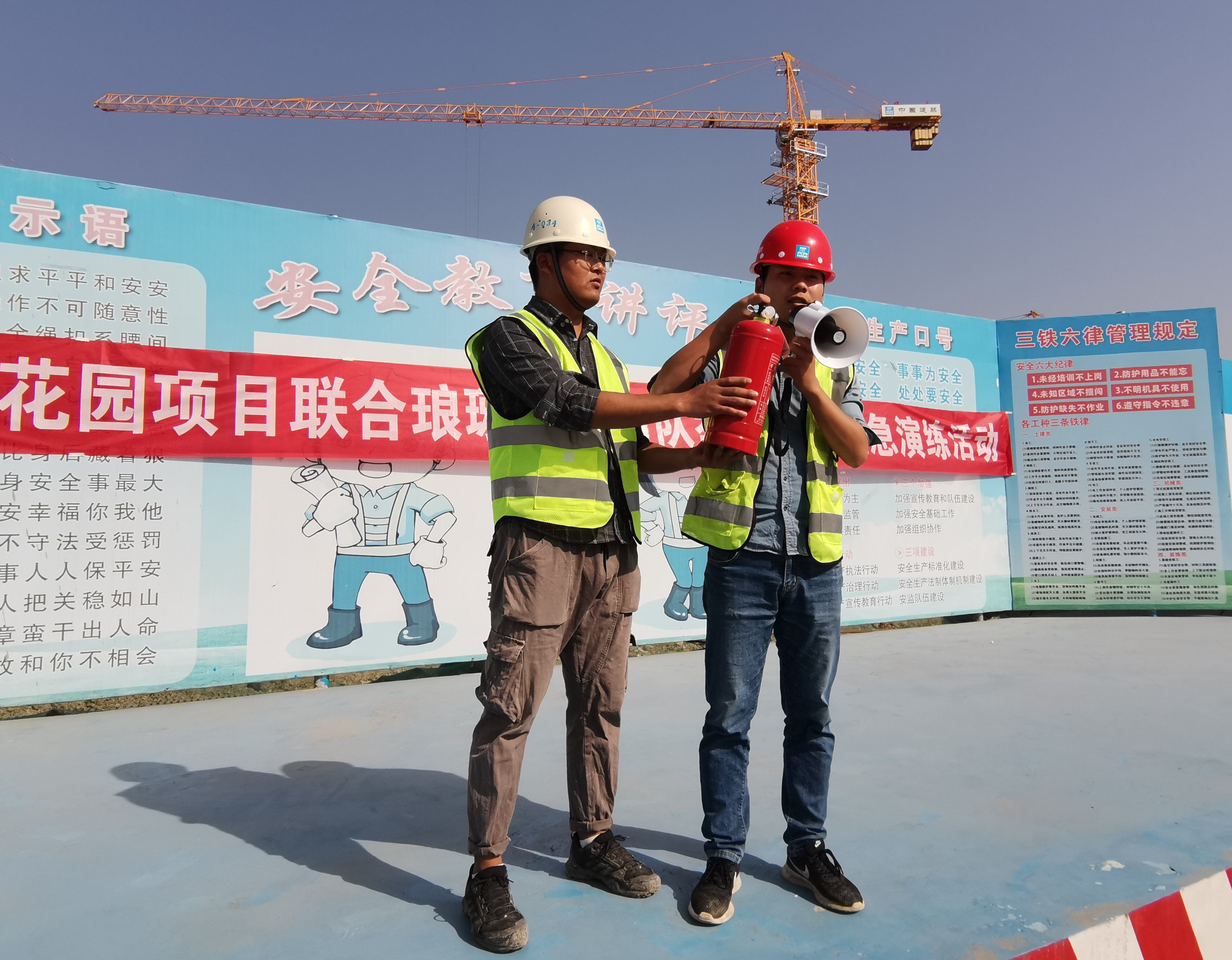 现场教学灭火器使用.jpg 现场教学灭火器使用.jpg