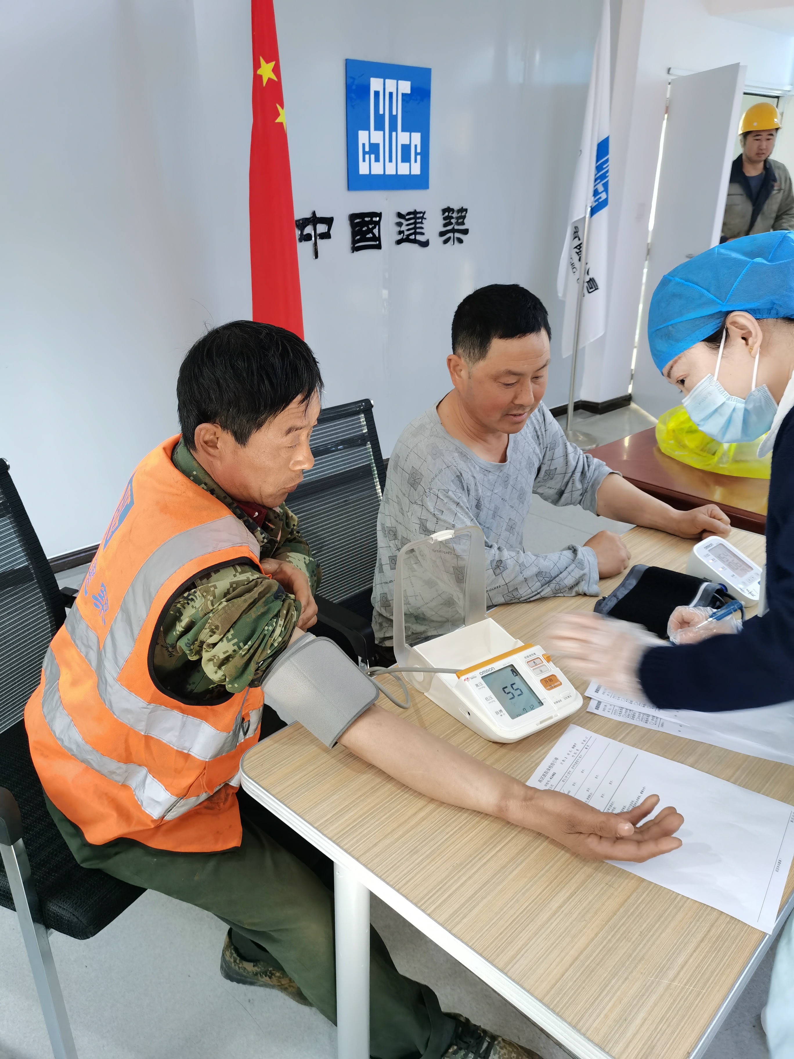 为工友测量血压.jpg