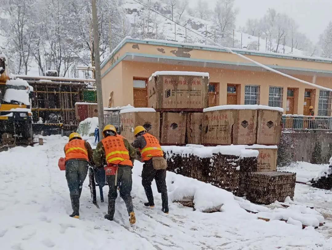 雪中工人运送材料.jpg