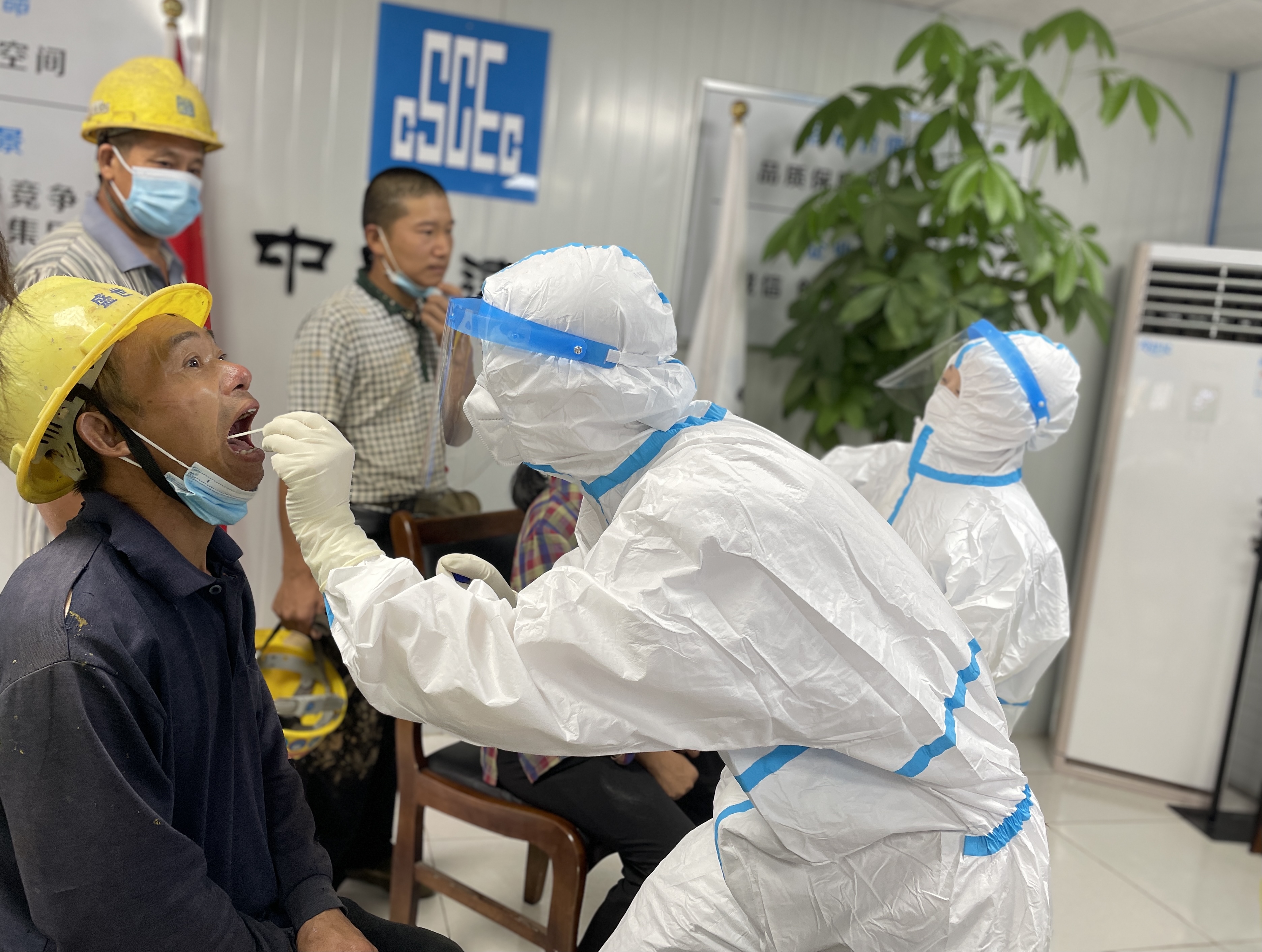 为工友进行核酸检测.jpg
