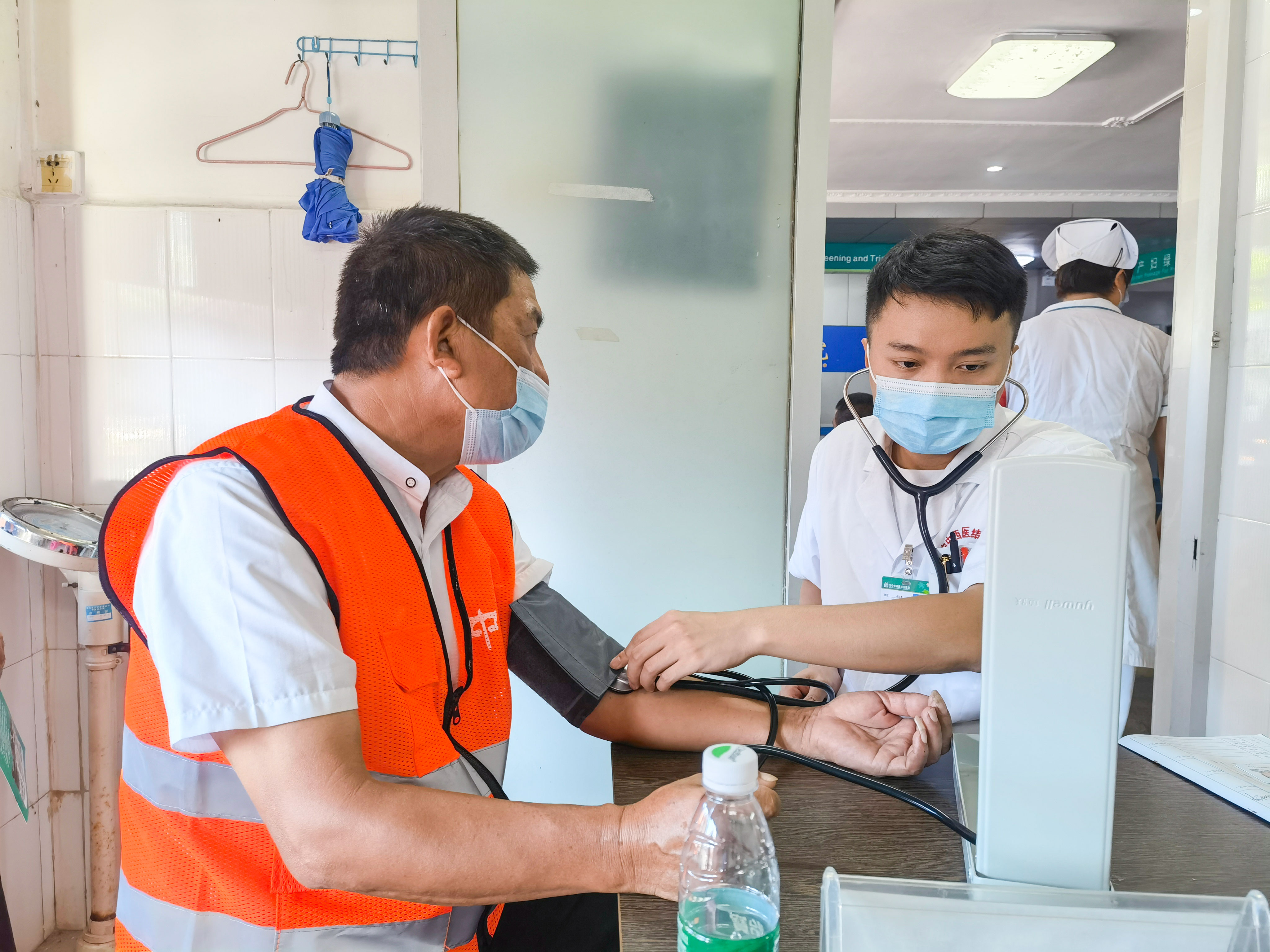 工人会诊.jpg