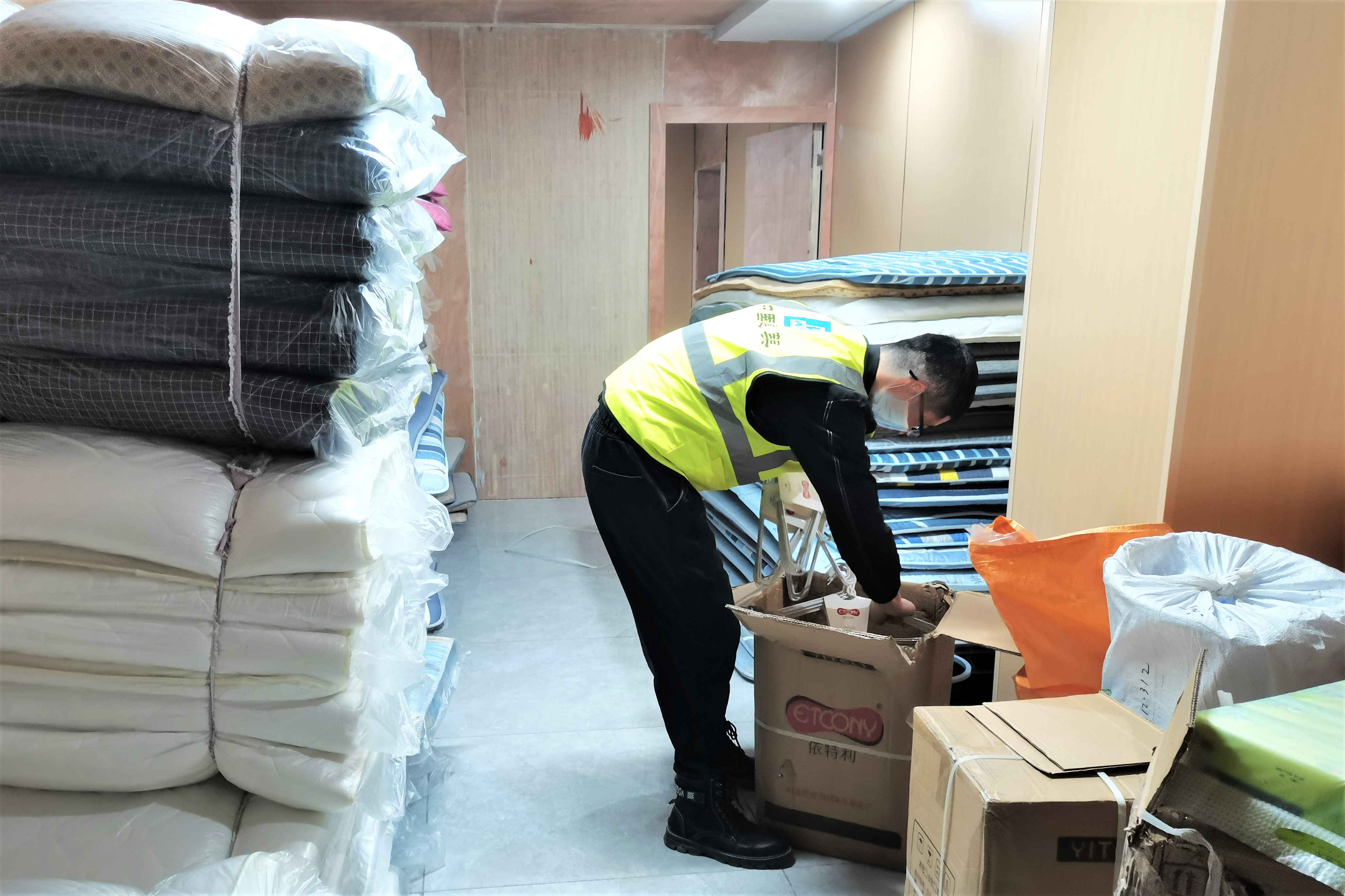 为隔离房放置生活物资.jpg
