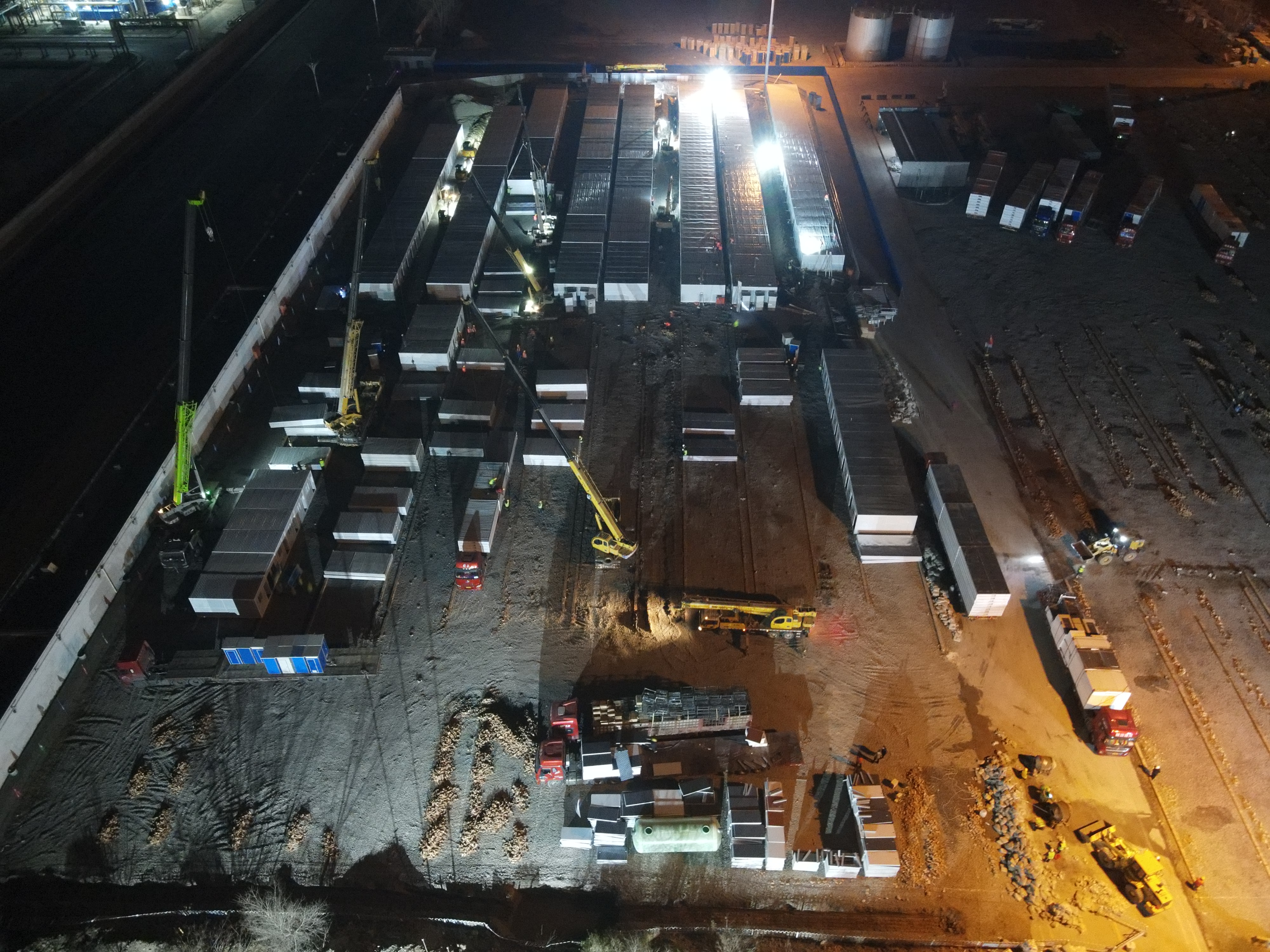 夜间方舱施工.jpg 夜间方舱施工.jpg