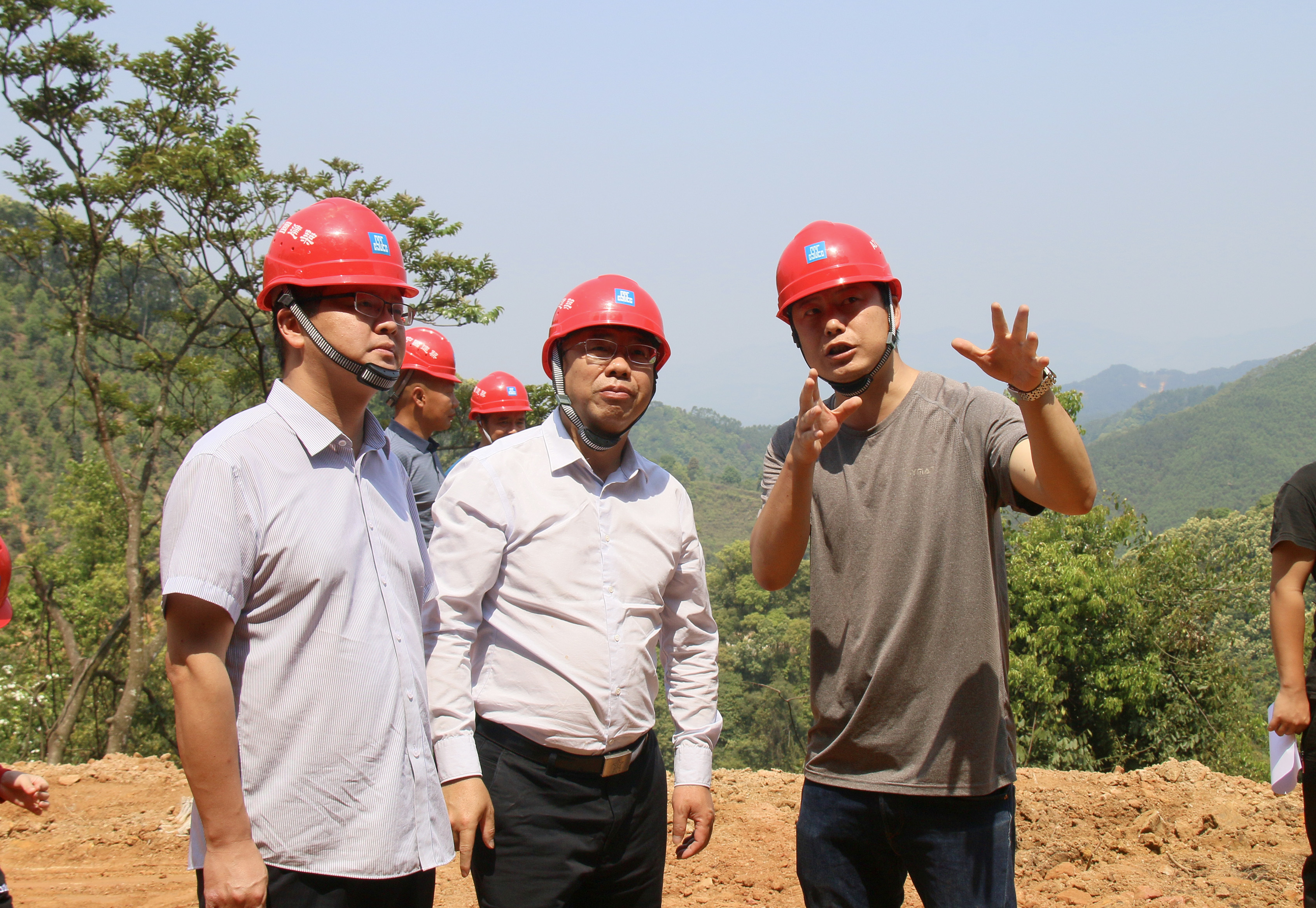 莫华钧到一分部桃枝凹隧道出口调研.jpg