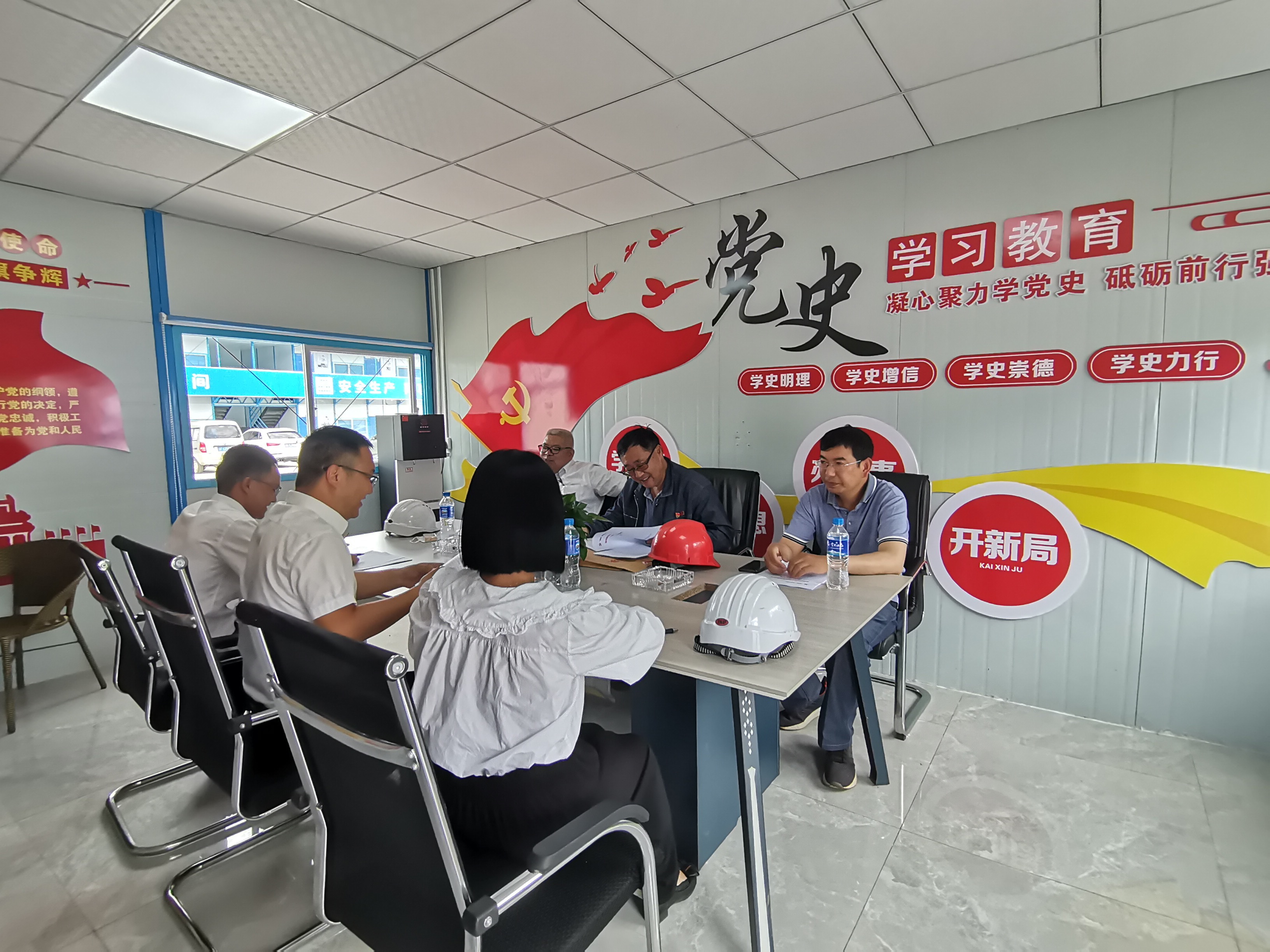 座谈交流.jpg 座谈交流.jpg