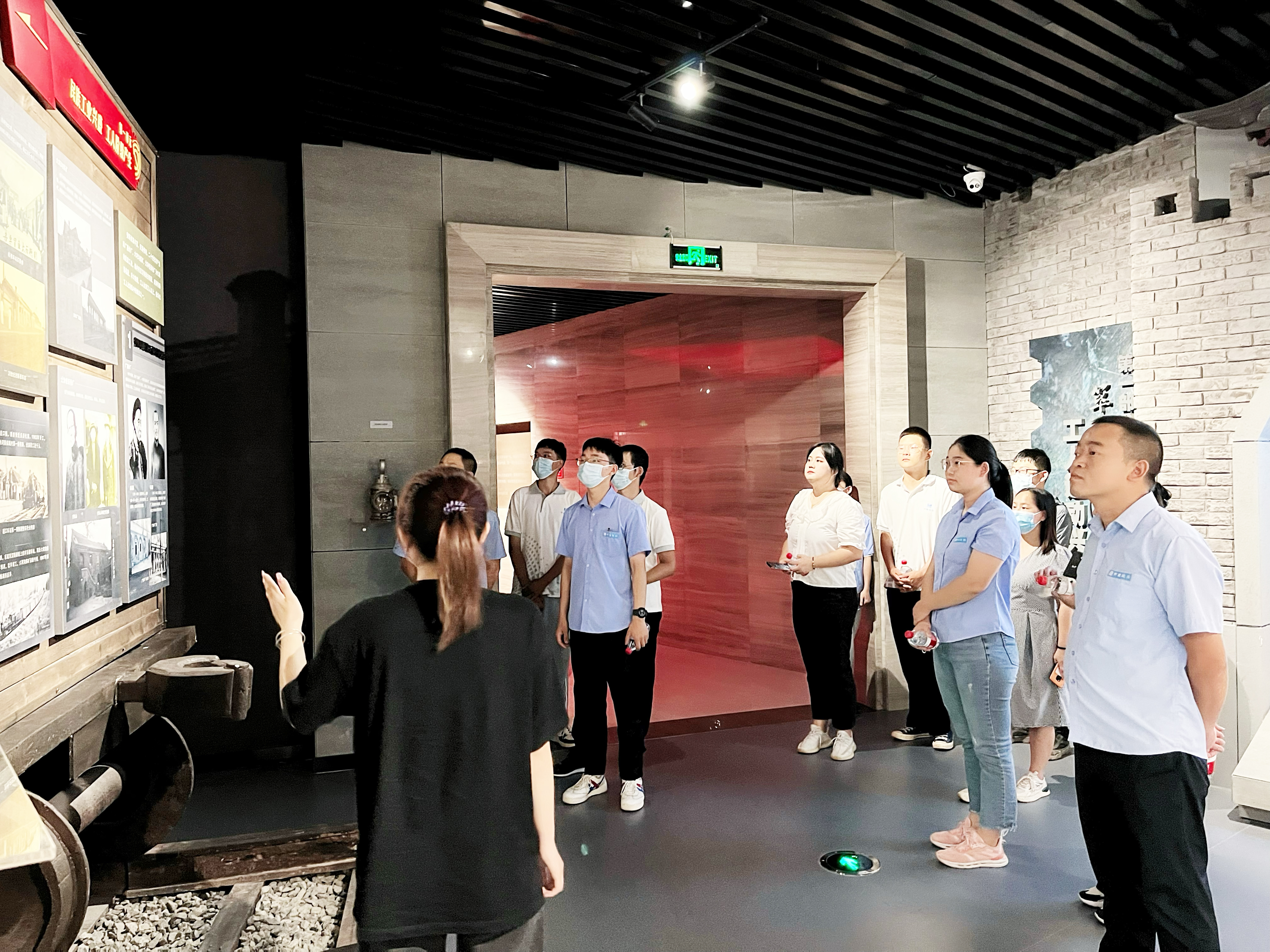 参观工运使馆.jpg 参观工运使馆.jpg