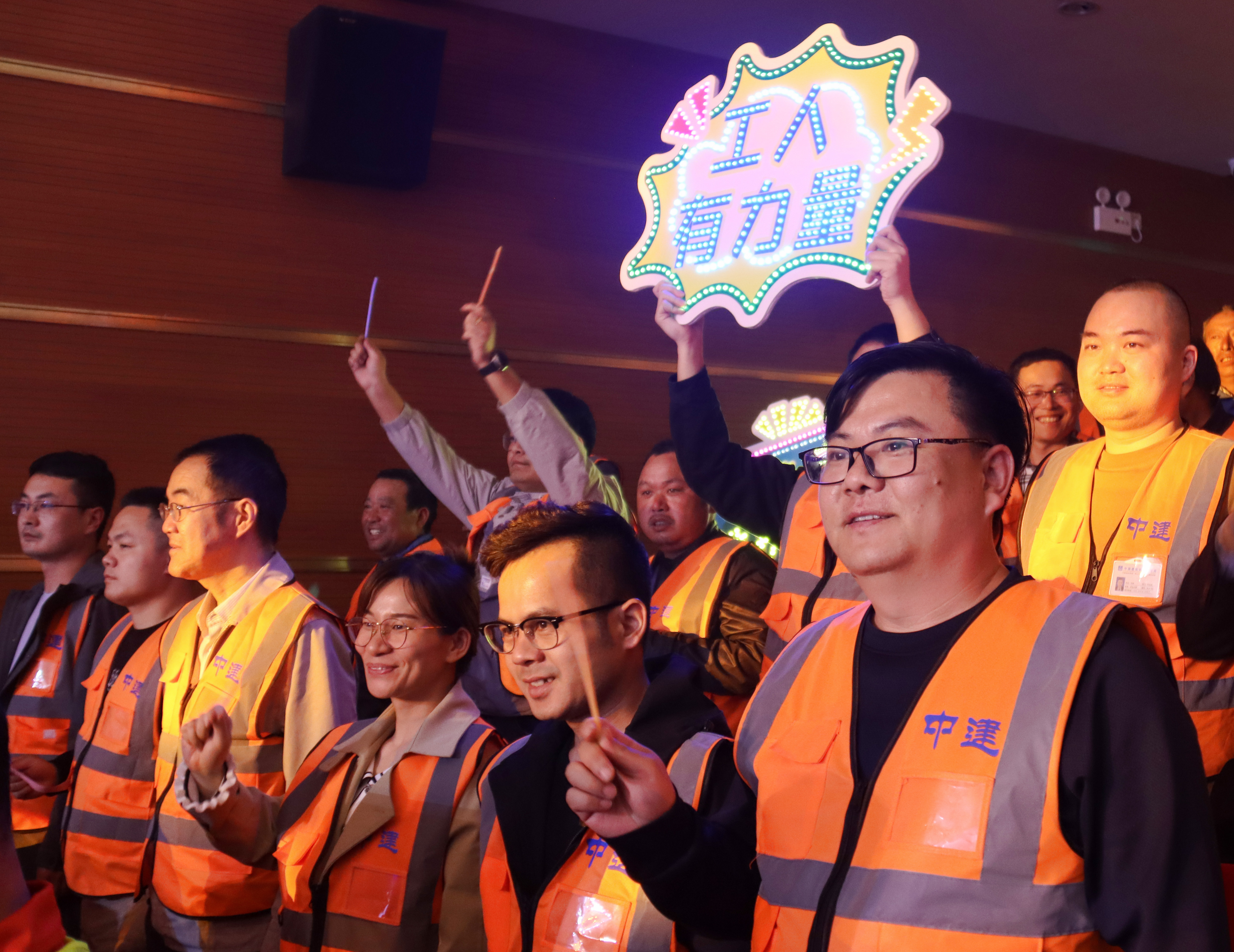 职工观看5.jpg 职工观看5.jpg