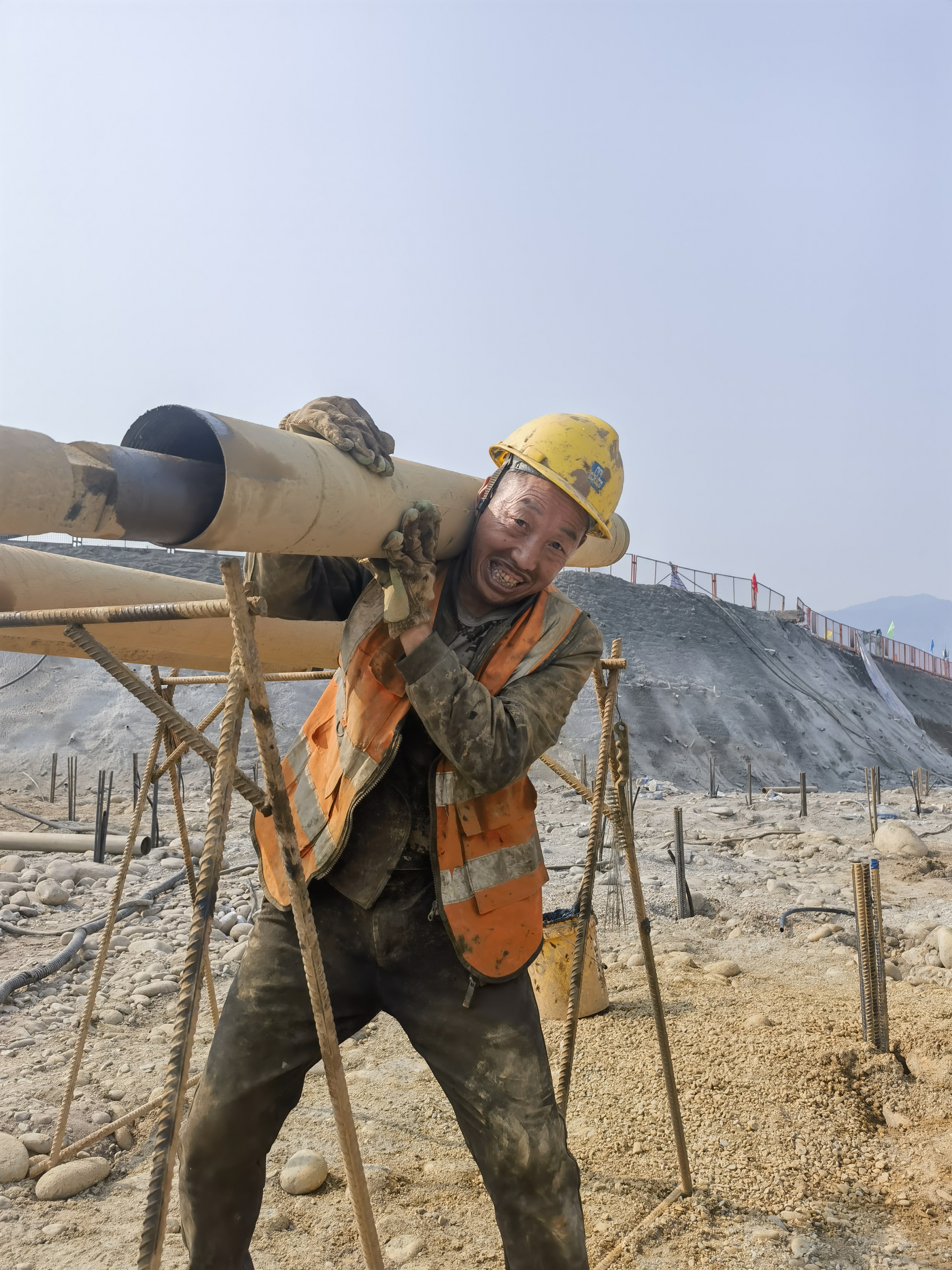 四川省雅安市雅安创意创新产业园项目锚杆工人搬运材料.jpg 四川省雅安市雅安创意创新产业园项目锚杆工人搬运材料.jpg