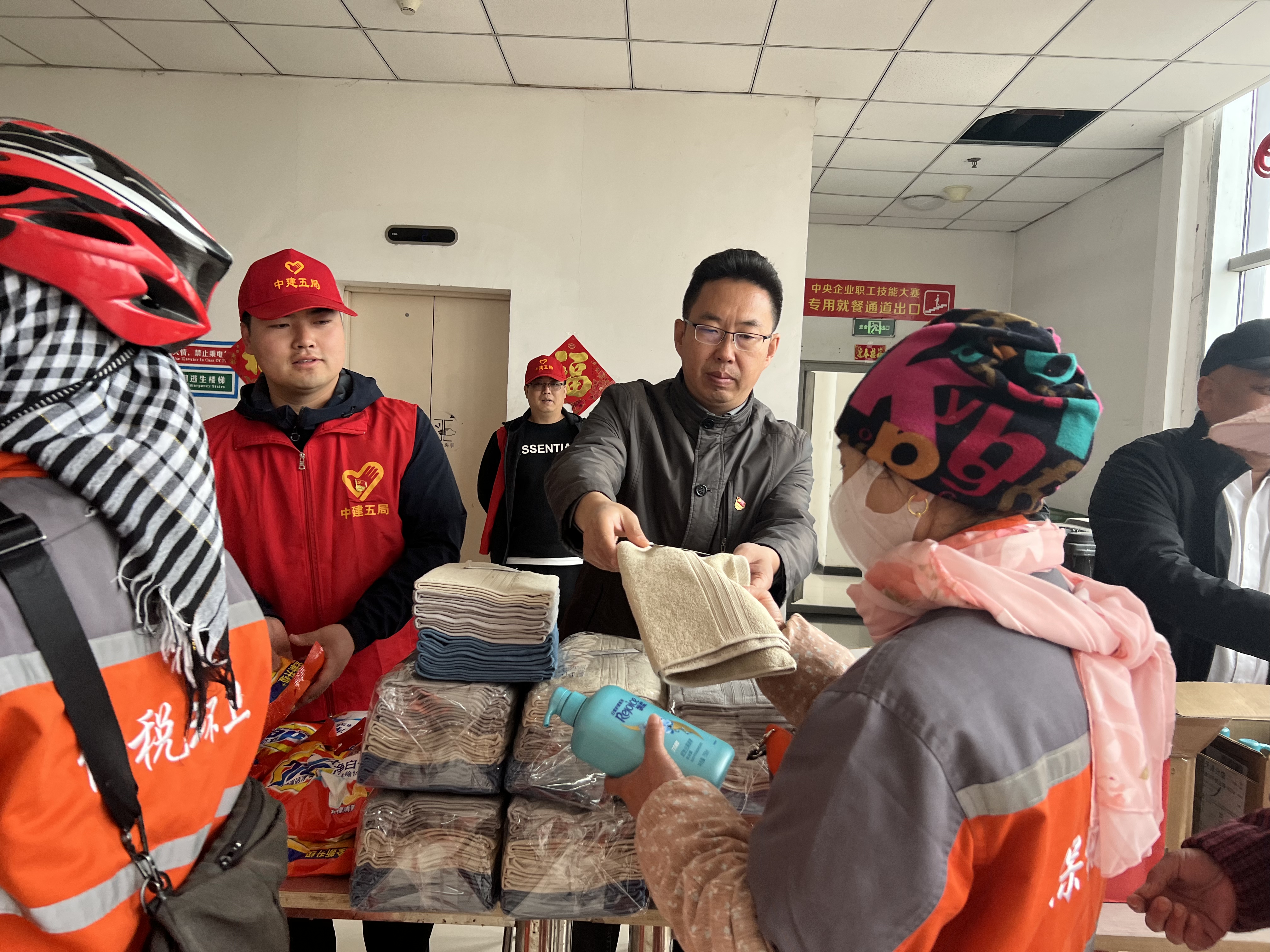 发放慰问品2.jpg 发放慰问品2.jpg