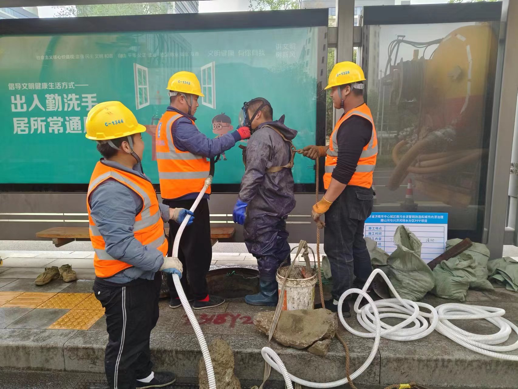 下井前安全装备检查.jpg 下井前安全装备检查.jpg