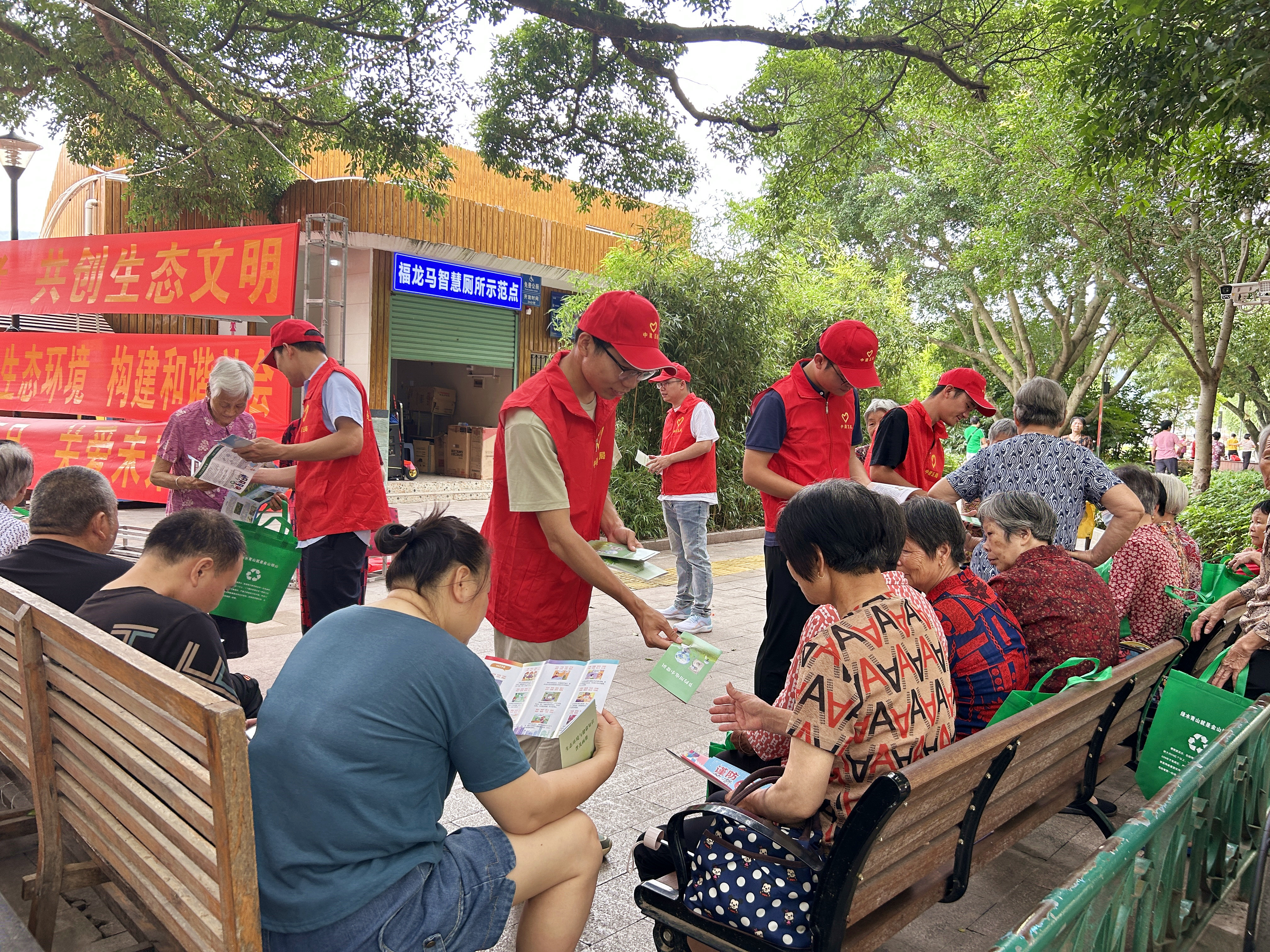 超英志愿者给市民发放宣传资料.jpg 超英志愿者给市民发放宣传资料.jpg