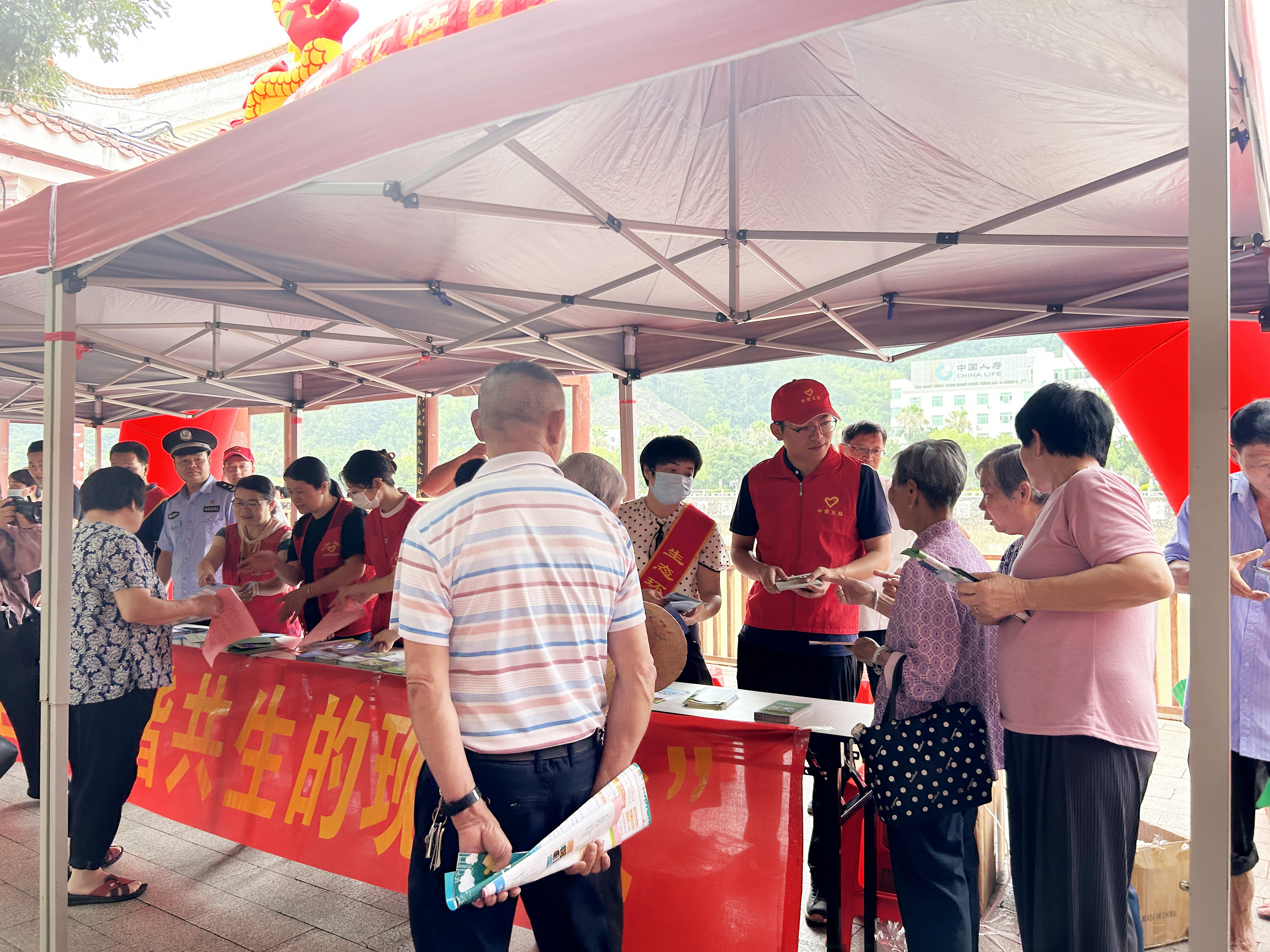 接受现场咨询.jpg 接受现场咨询.jpg