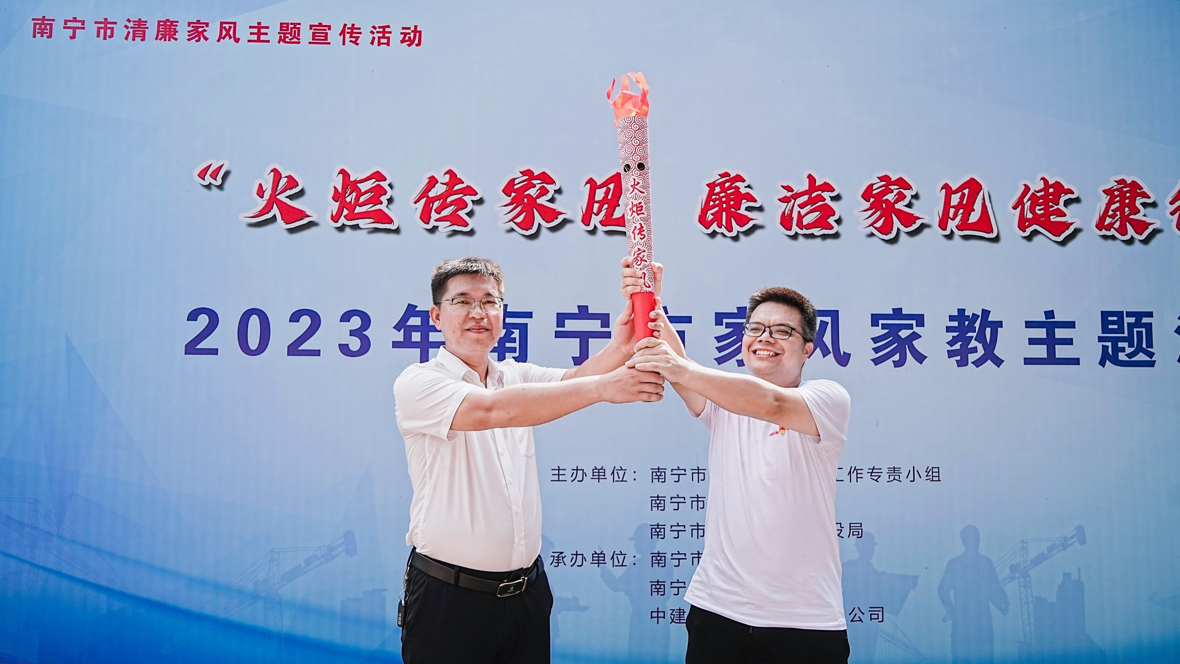 传递火炬（黄凡解摄).jpg
