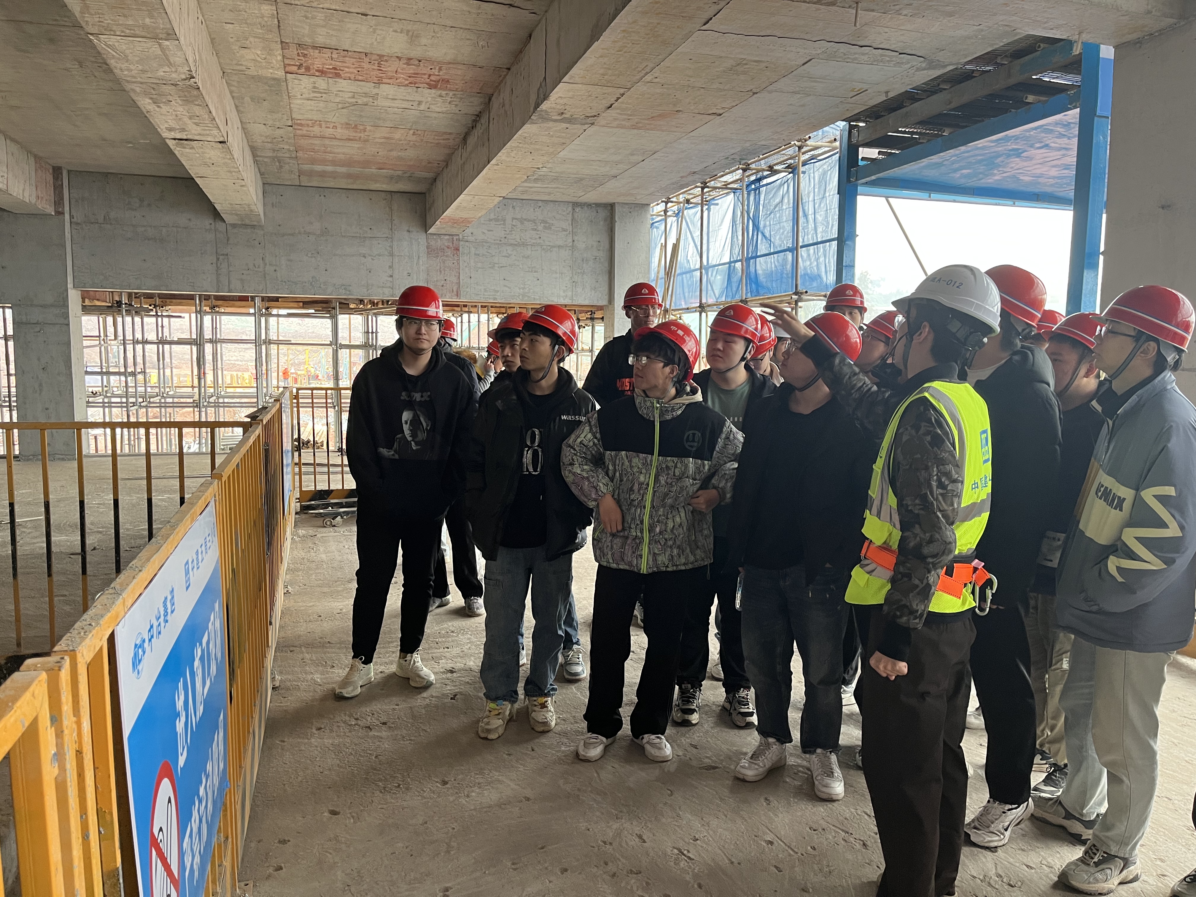 图3：实地参观工地现场，我方人员为学生进行讲解.jpg