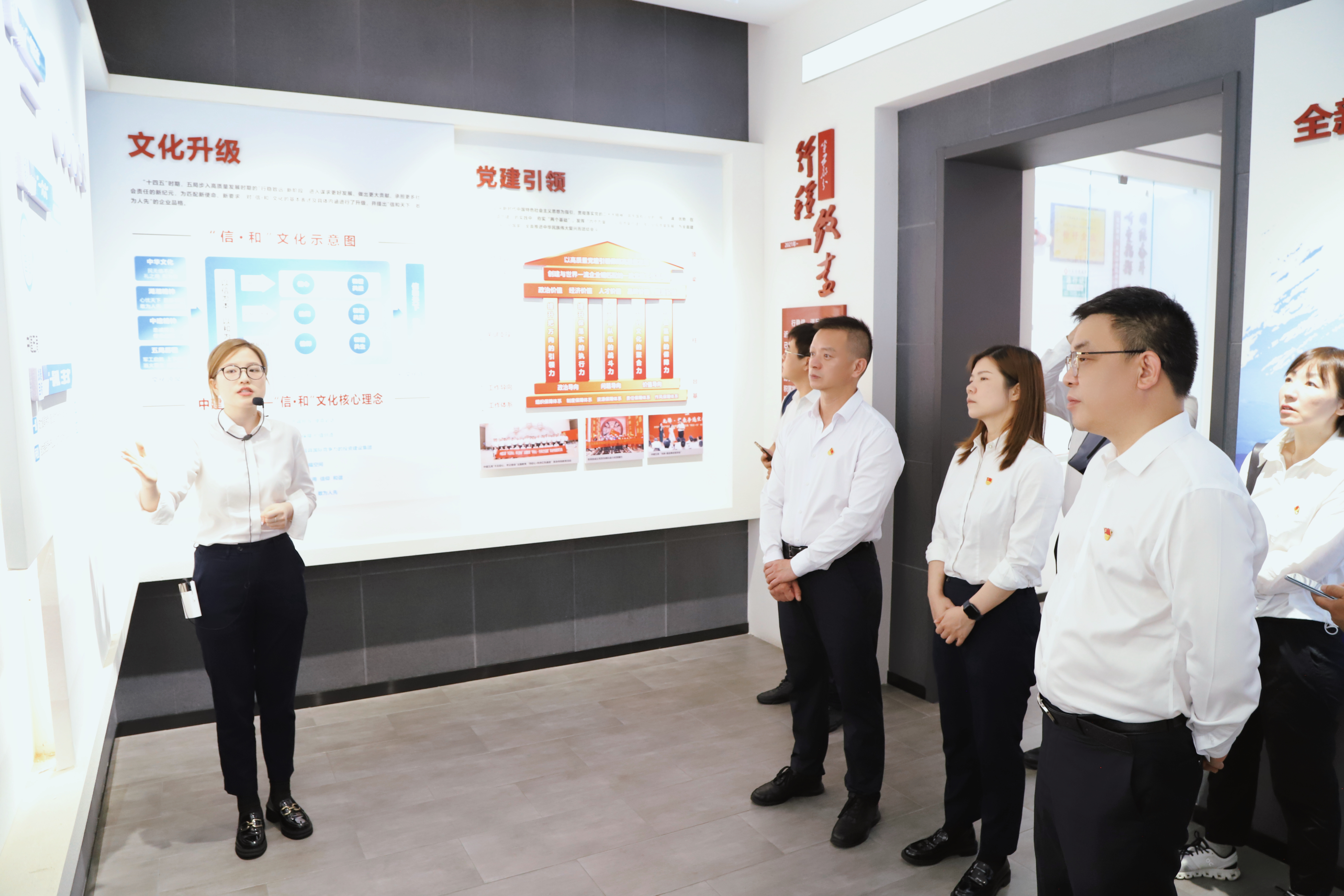 1.集中参观中建·五局历史文化展厅.jpg 1.集中参观中建·五局历史文化展厅.jpg