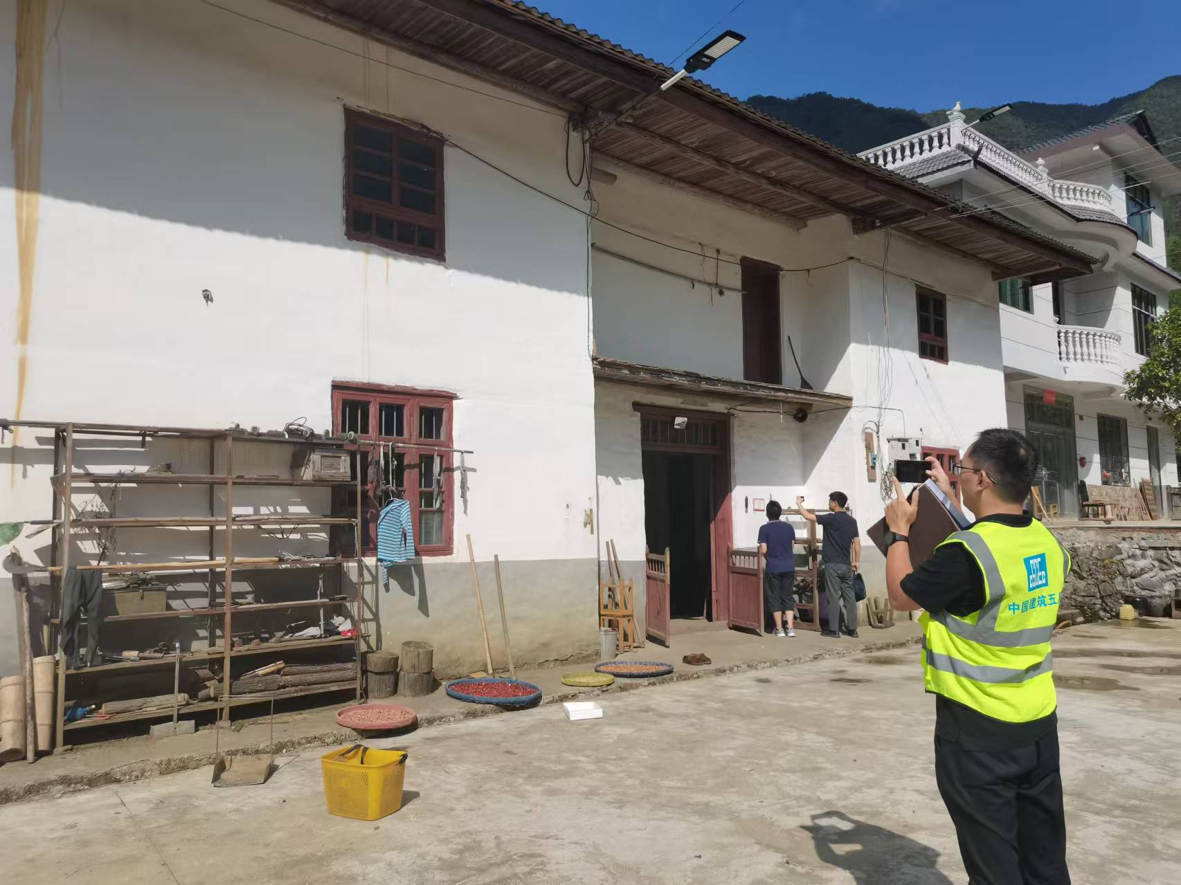 拍照受损房屋,便于晚上集体评估.jpg 拍照受损房屋,便于晚上集体评估.jpg