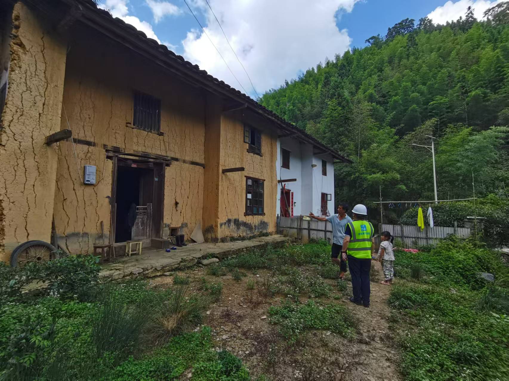 受损严重的土木结构房子.jpg 受损严重的土木结构房子.jpg