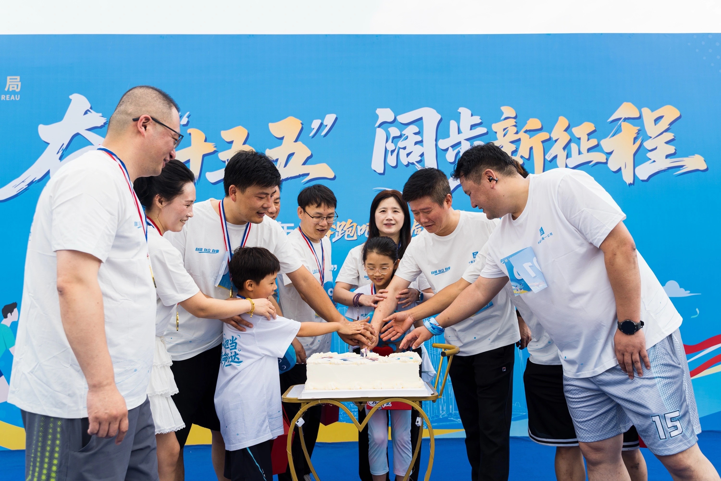 集体生日切蛋糕1.webp