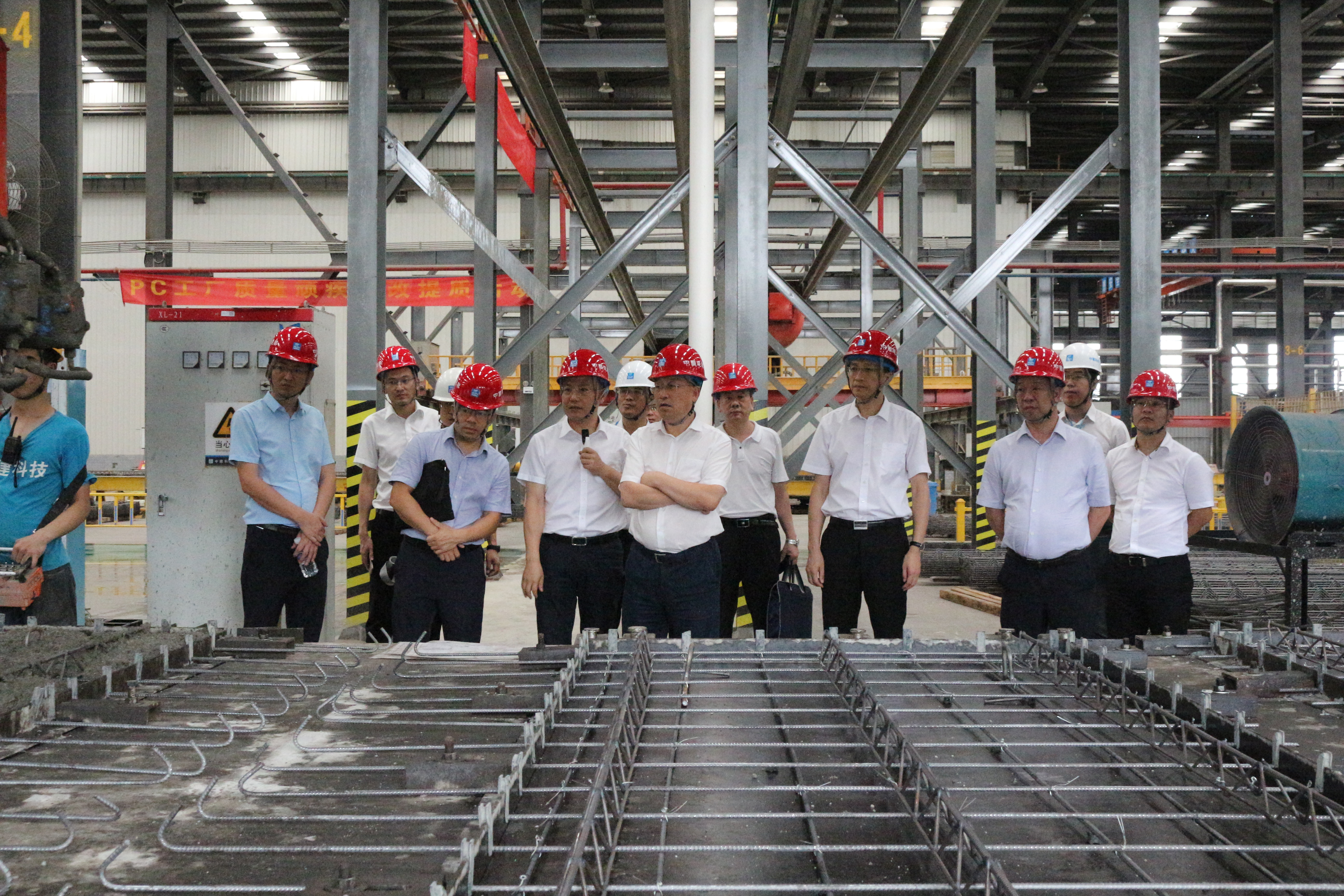 考察团参观PC构件产线.JPG