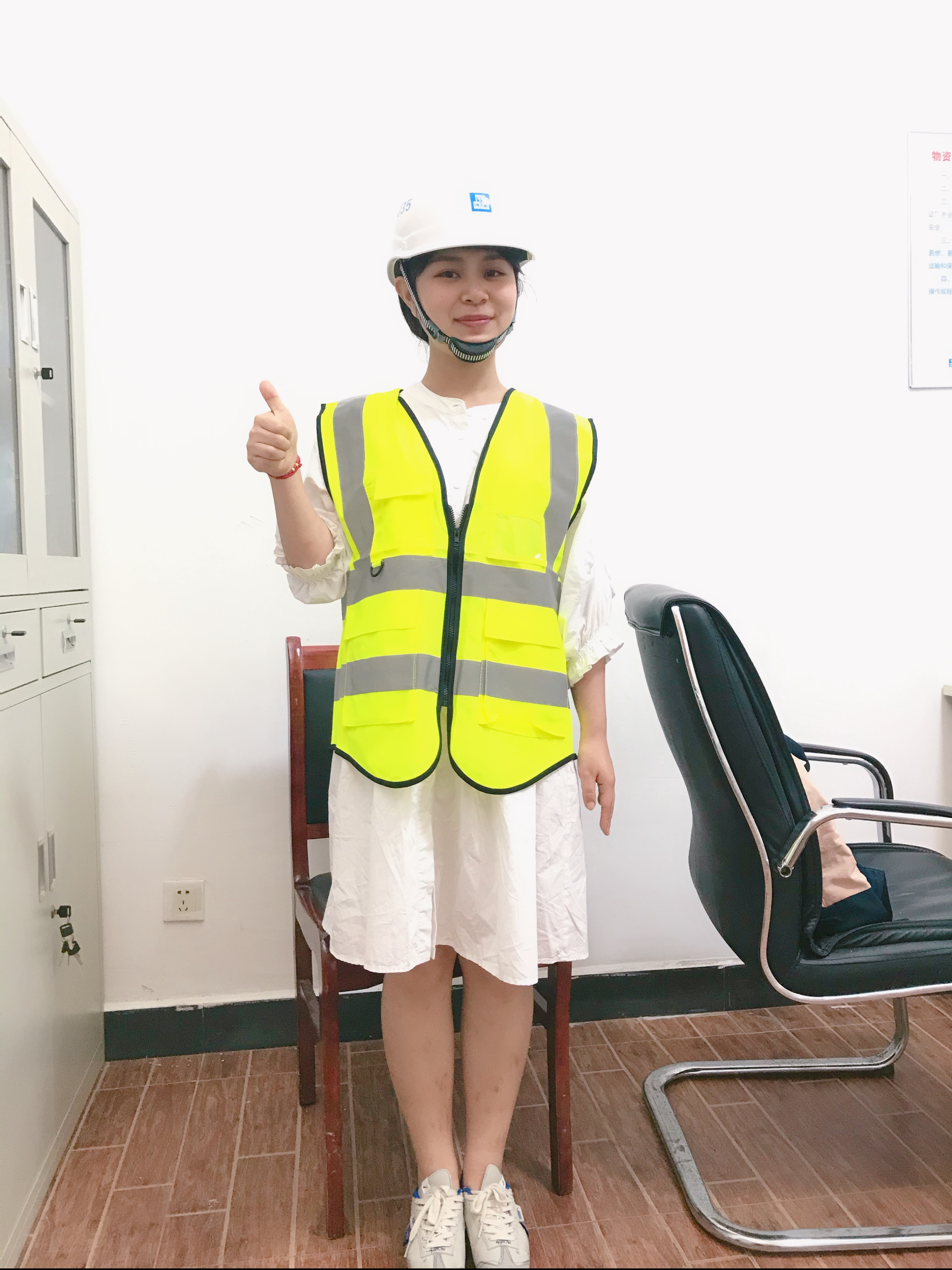 刚拿到安全帽、防护服的兴奋.jpg