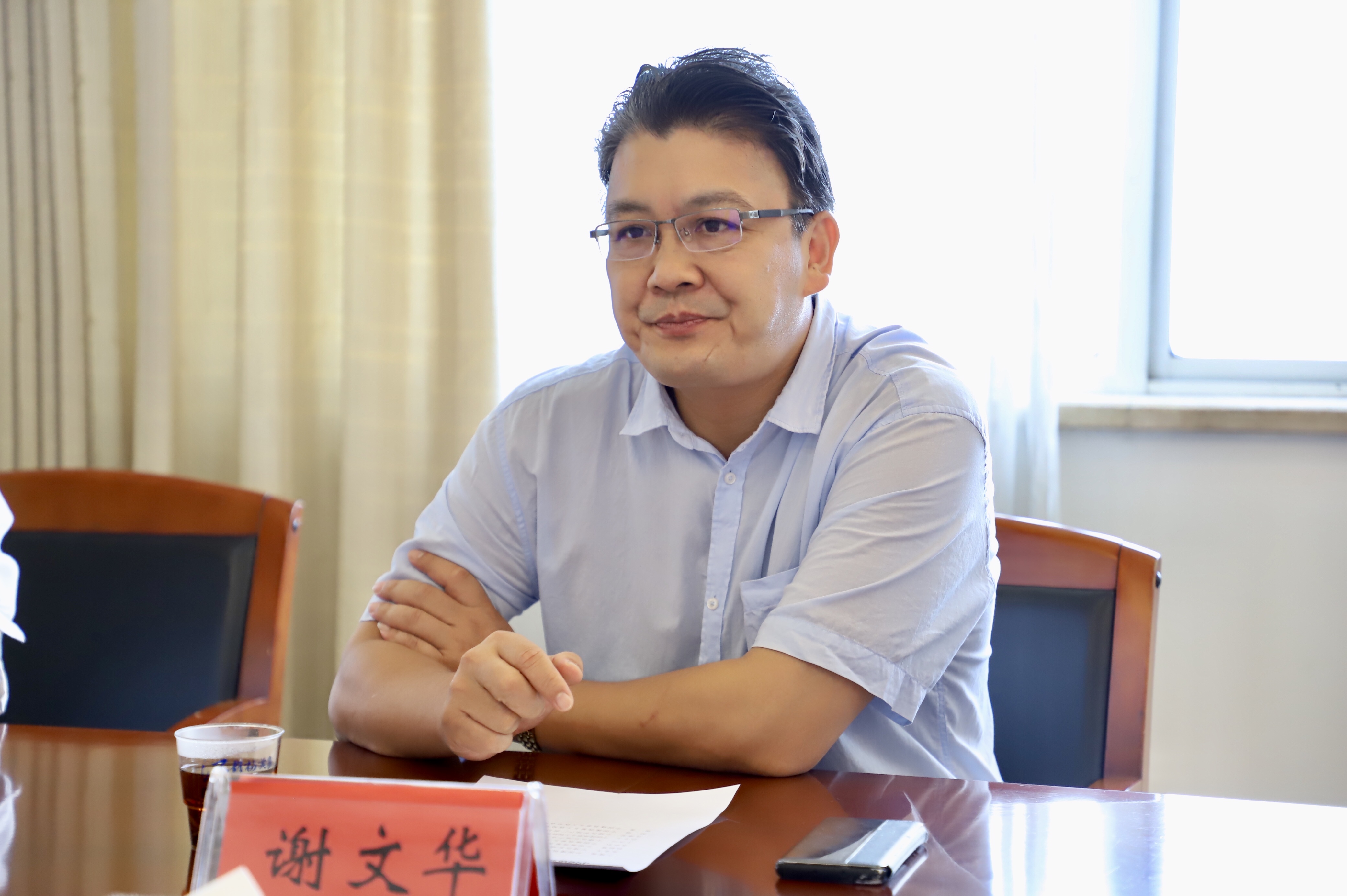 江建端会见南宁市江南区委副书记,政府区长谢文华