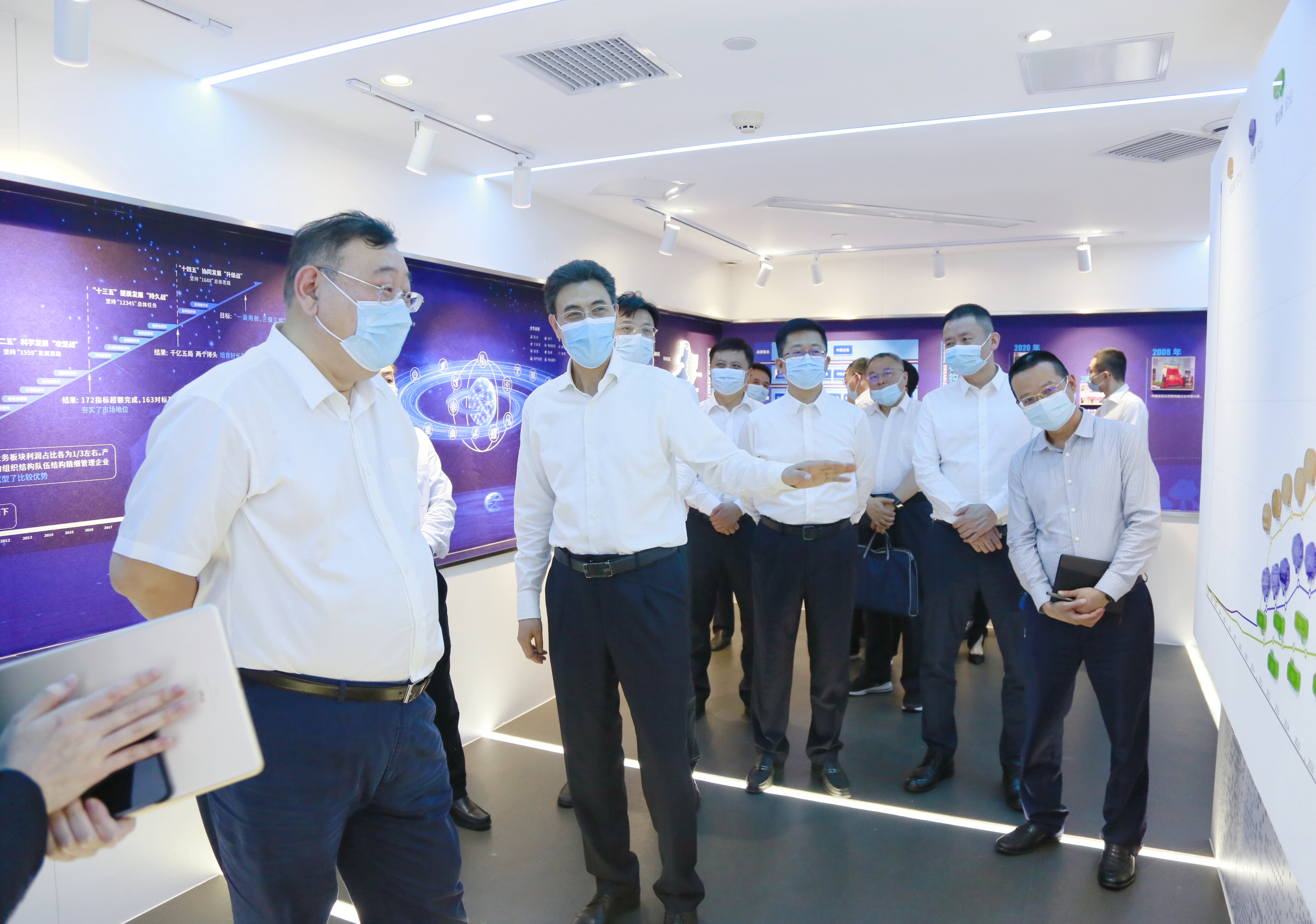 参观五局展厅3.jpg 参观五局展厅3.jpg