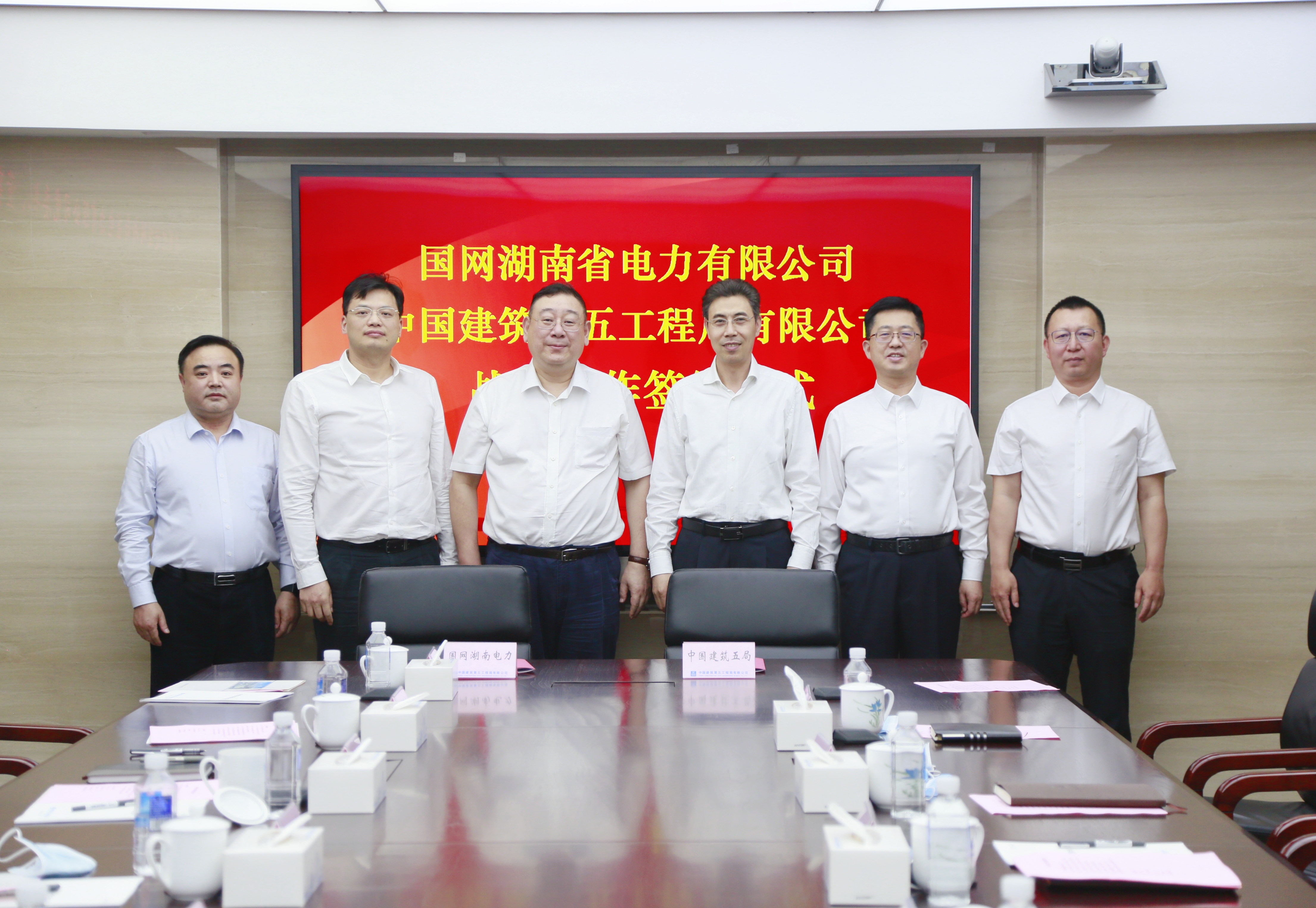 签约合影3.jpg 签约合影3.jpg