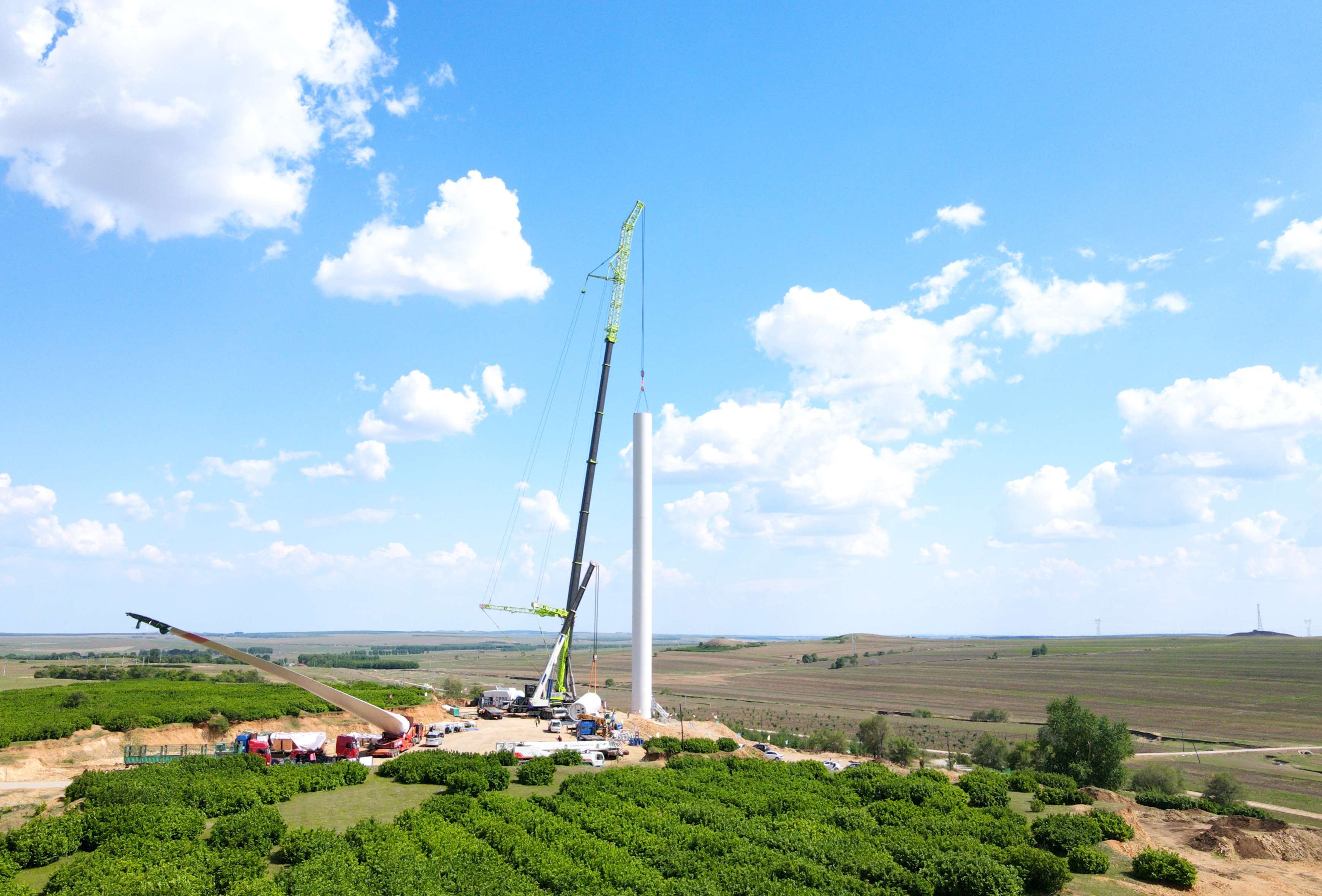 重点工程 | 中建五局河南公司内蒙古风电项目首台风机吊装成功