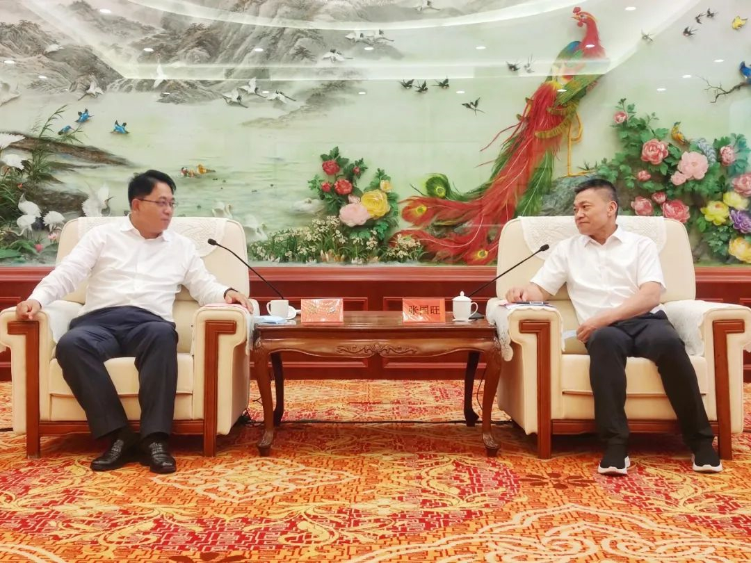 双方交谈.jpg 双方交谈.jpg