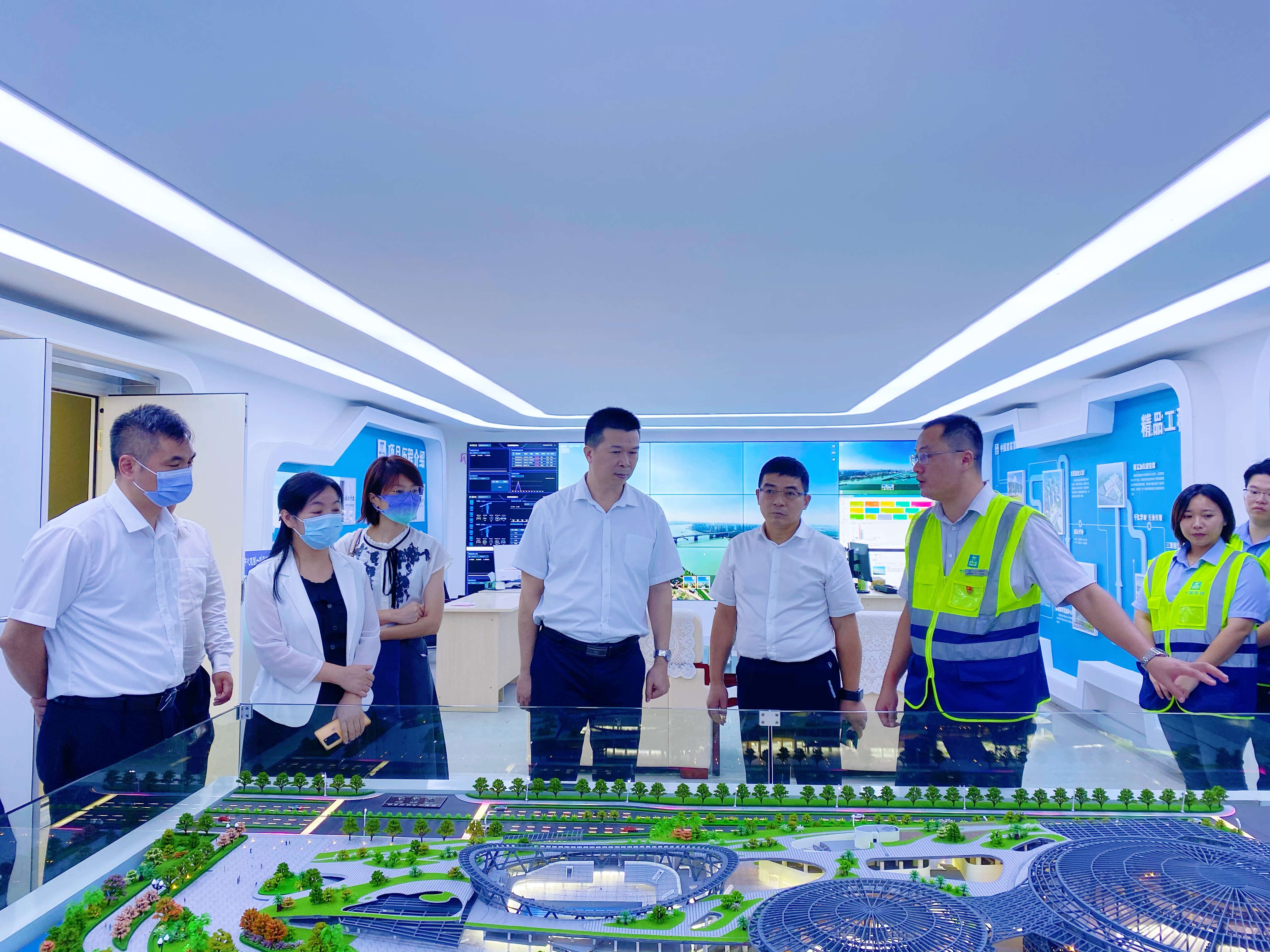 参观智慧工地.jpg 参观智慧工地.jpg