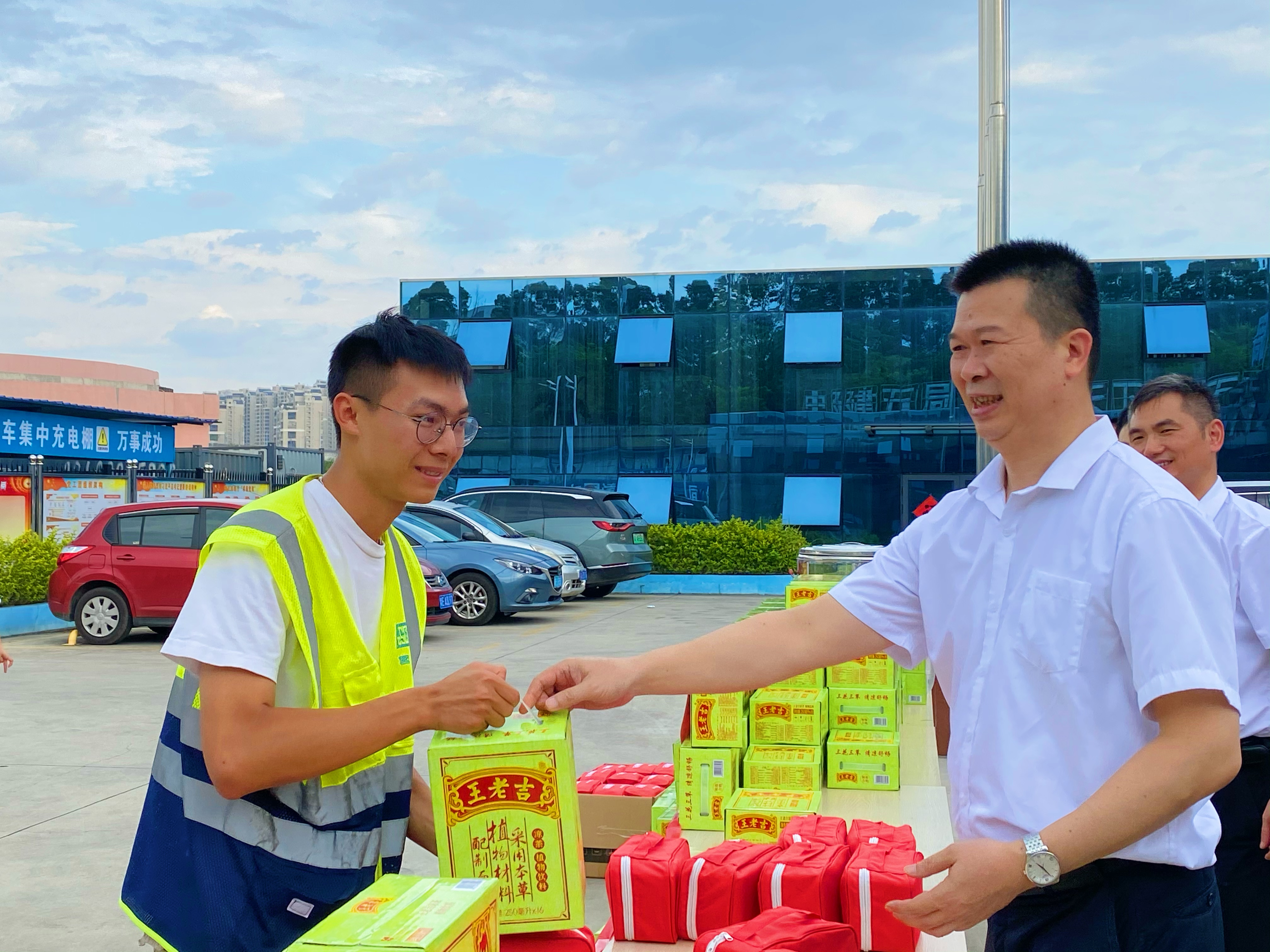 许平坚为一线员工送清凉.jpg 许平坚为一线员工送清凉.jpg