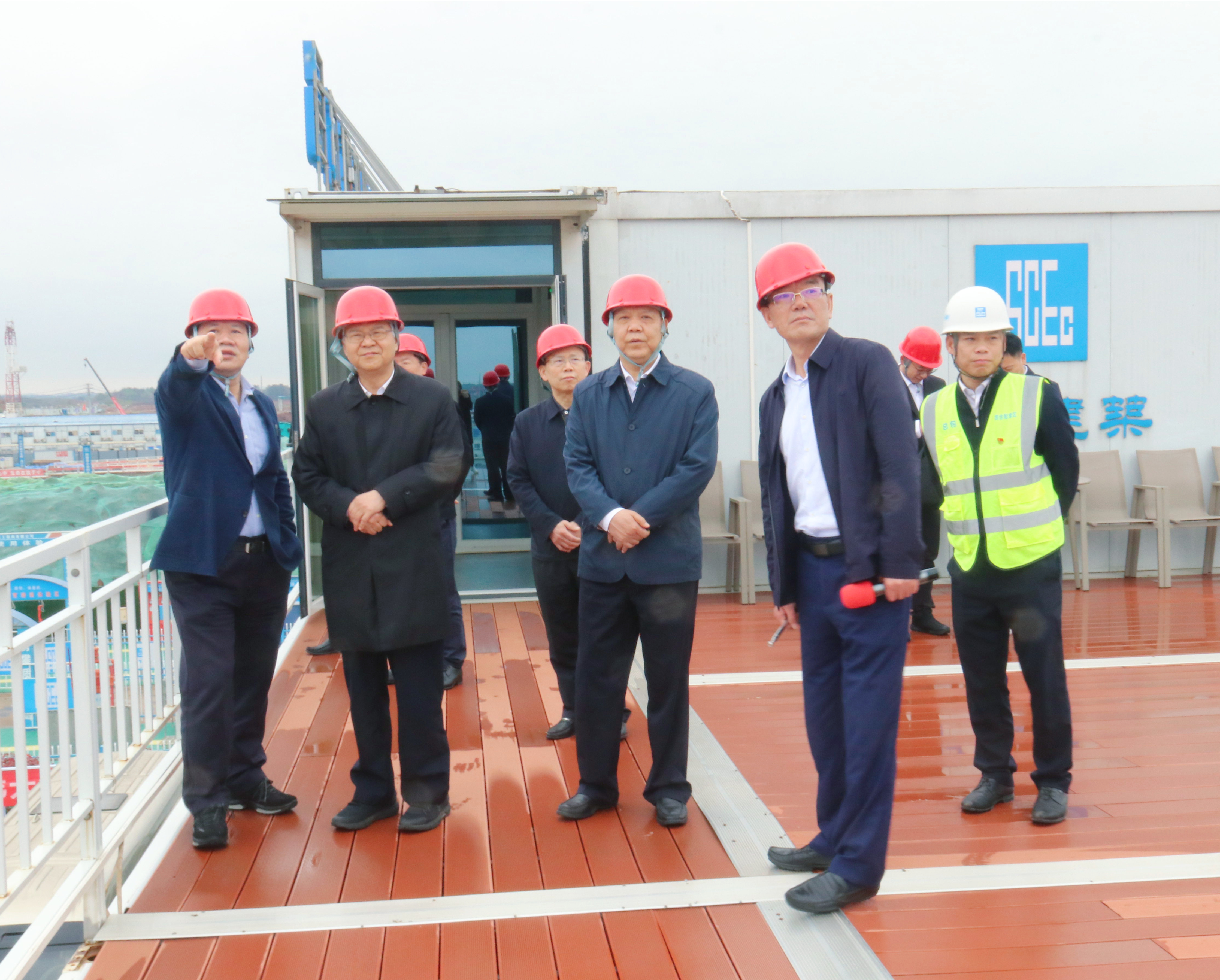 李殿勋（左二）、李建中（左三）观景平台看现场.jpg