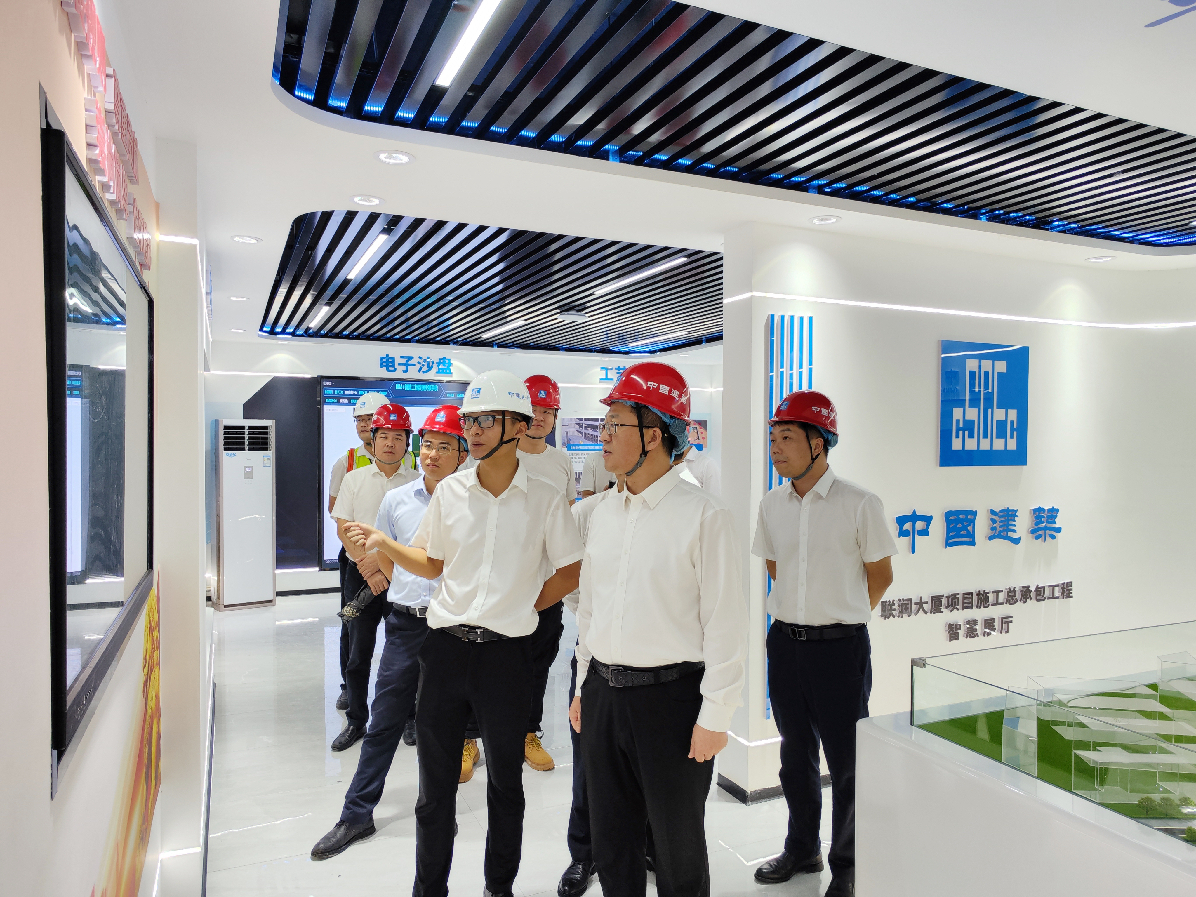 刘冬局参观项目智慧展厅.jpg